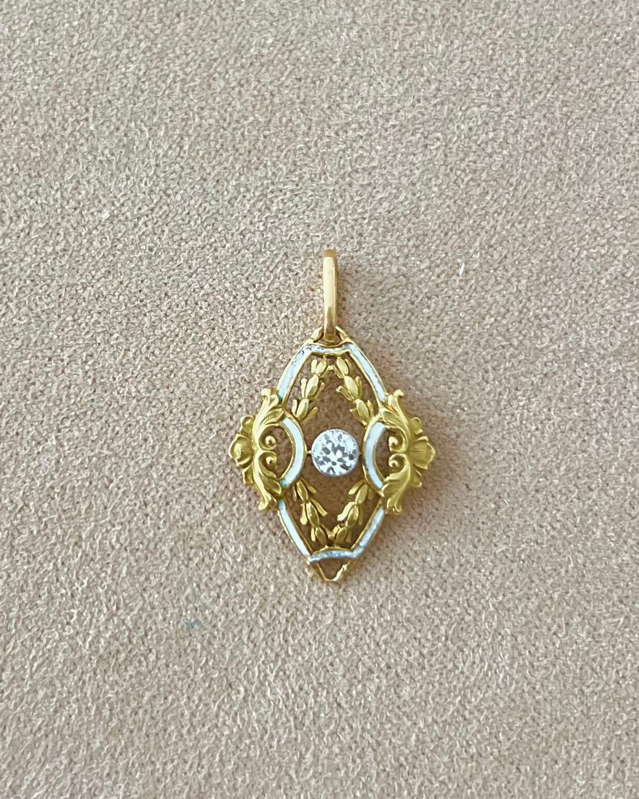 Art Deco pendant in yellow gold, enamel and diamond