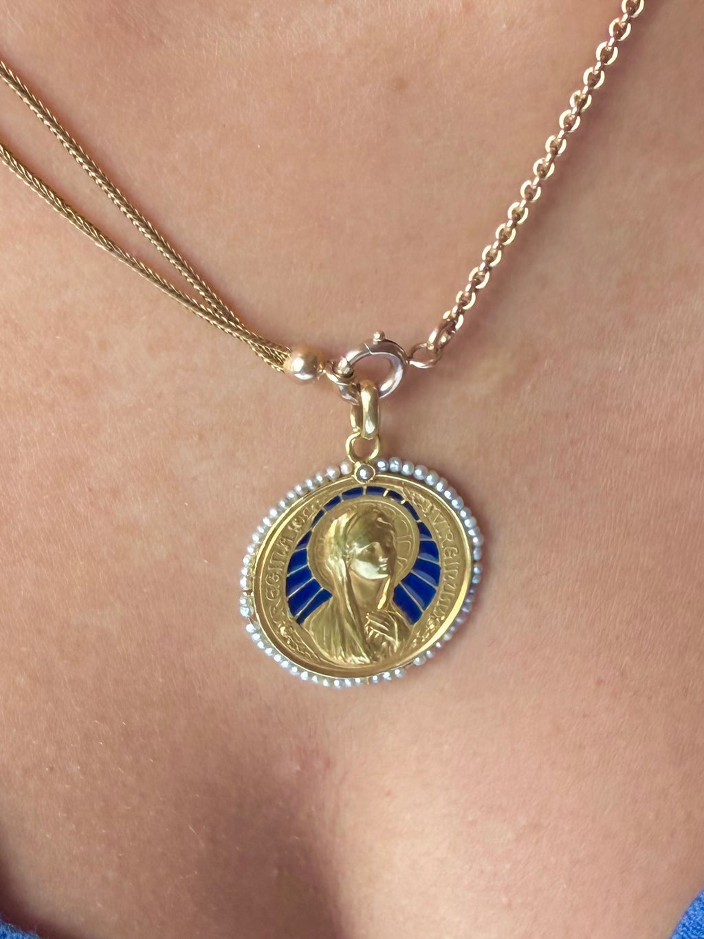 Médaille ancienne Sainte Vierge Marie en or jaune, émail et perles fines
