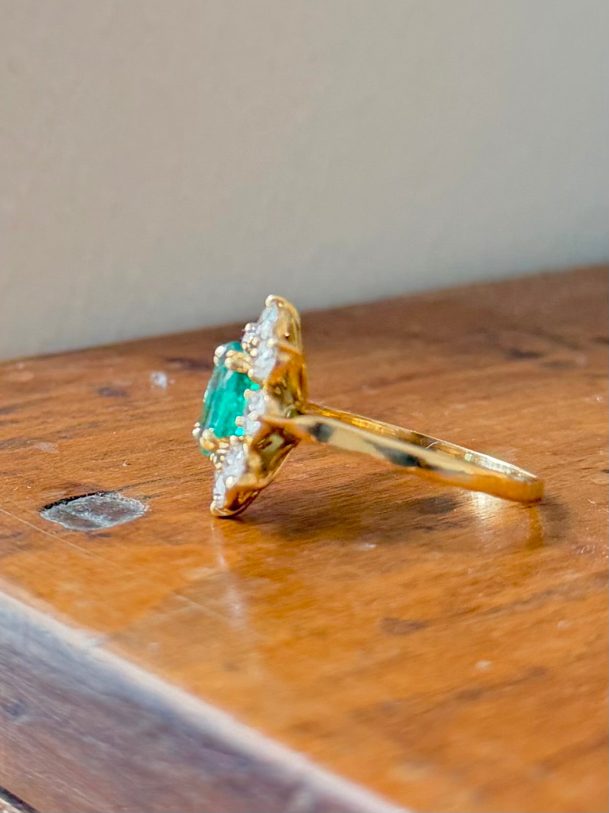 « Iris » Bague Marguerite en or jaune, émeraude et diamants