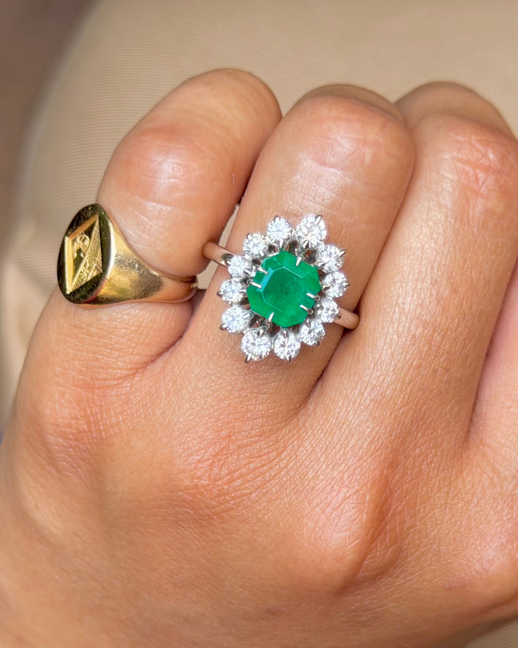 "Maud" Bague Pompadour en or blanc émeraude et diamants