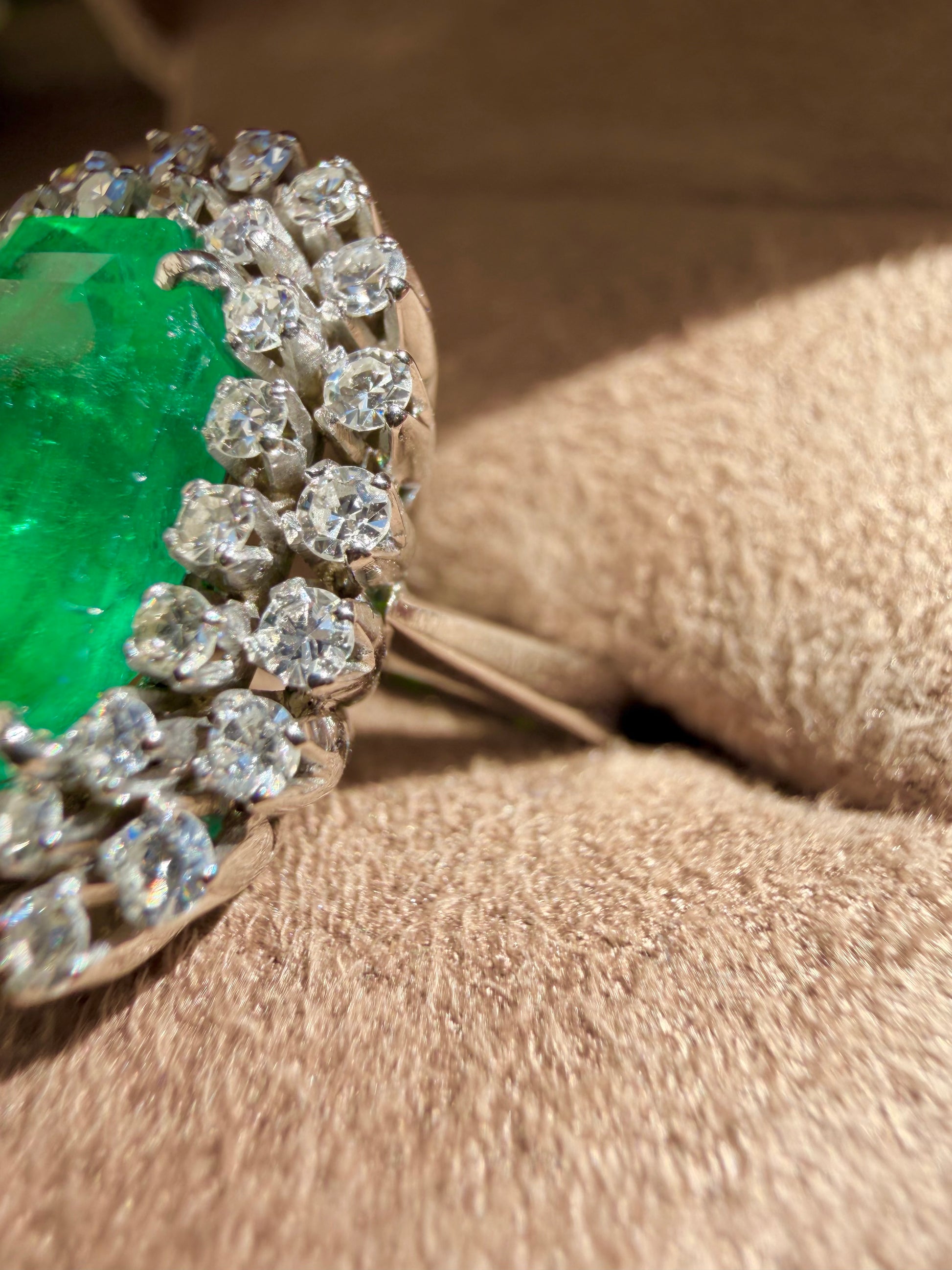 "Aurore" Bague Pompadour en or blanc, émeraude et diamants