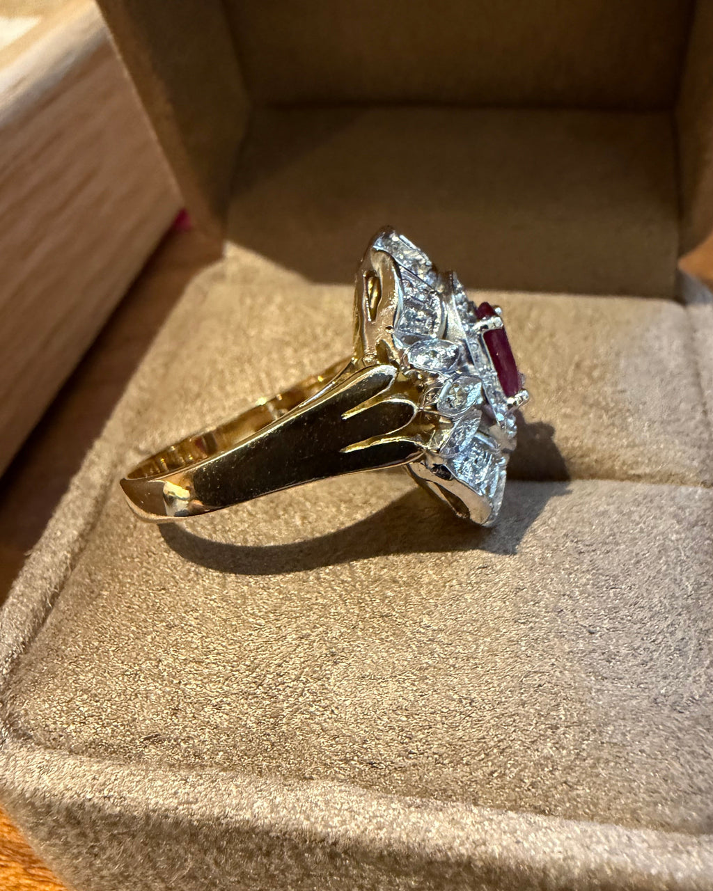 " Paola" Bague Pompadour en or blanc rubis et diamants