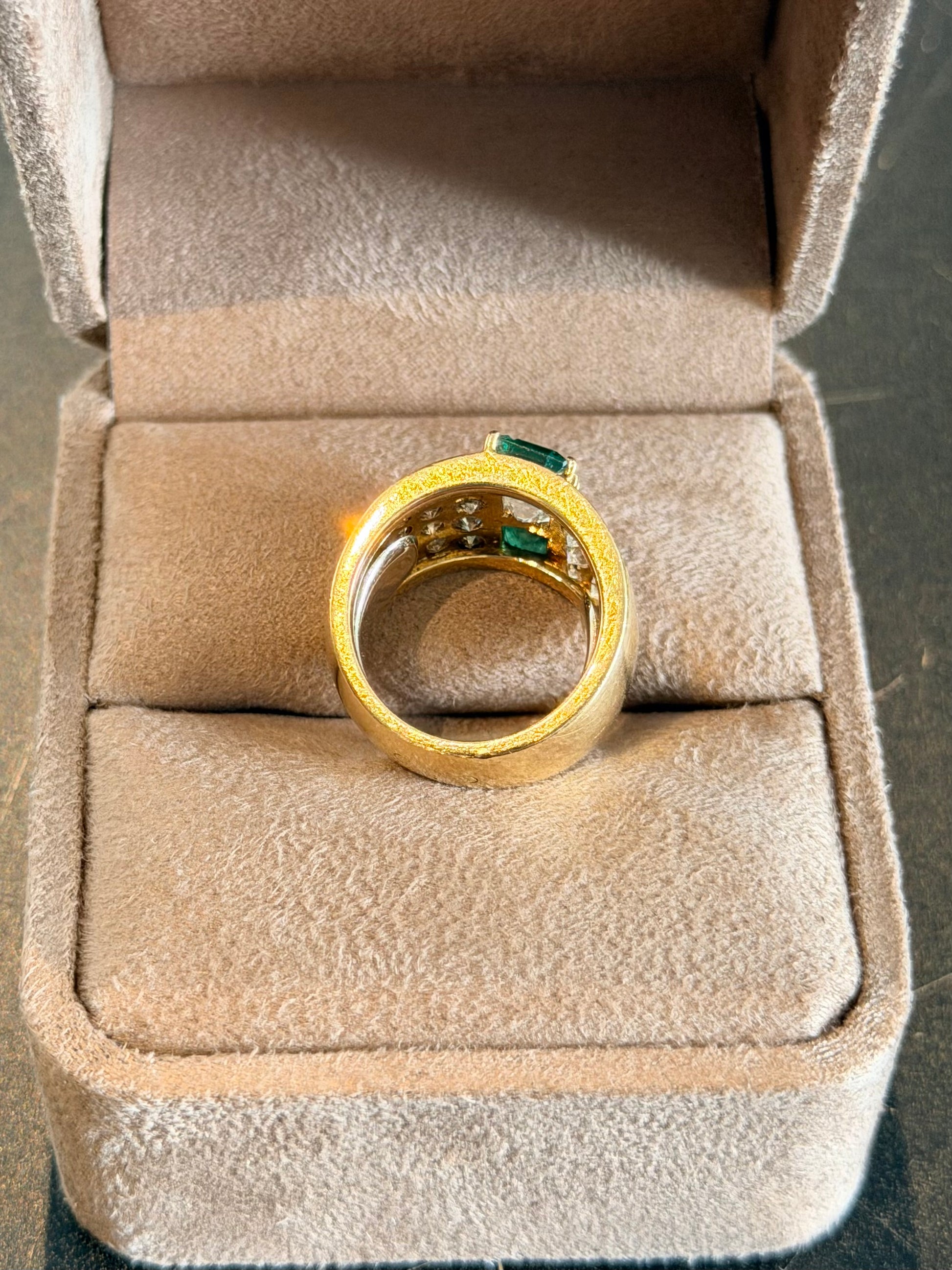"Candice" Bague Bandeau en or jaune, émeraudes et diamants