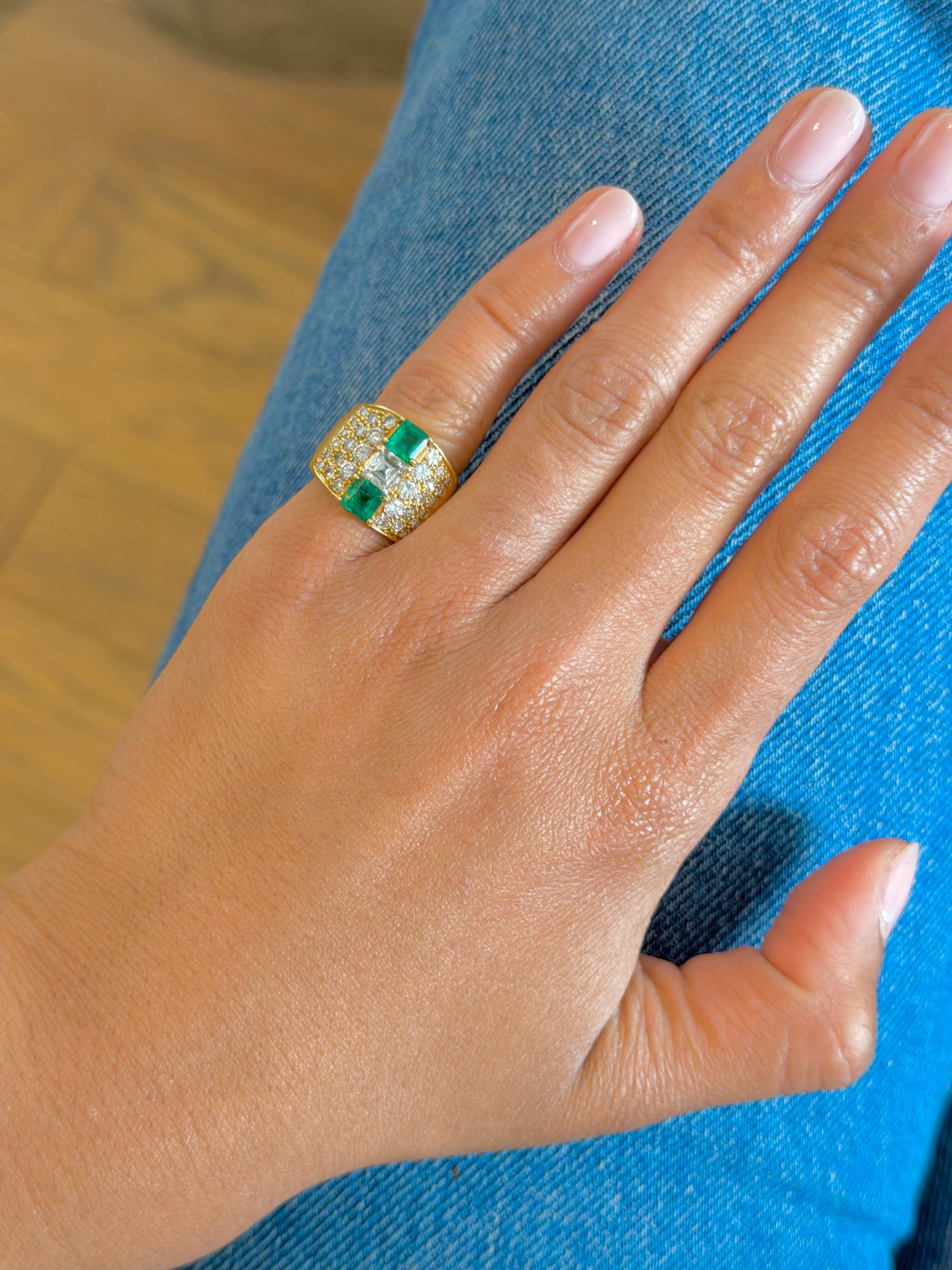 "Candice" Bague Bandeau en or jaune, émeraudes et diamants