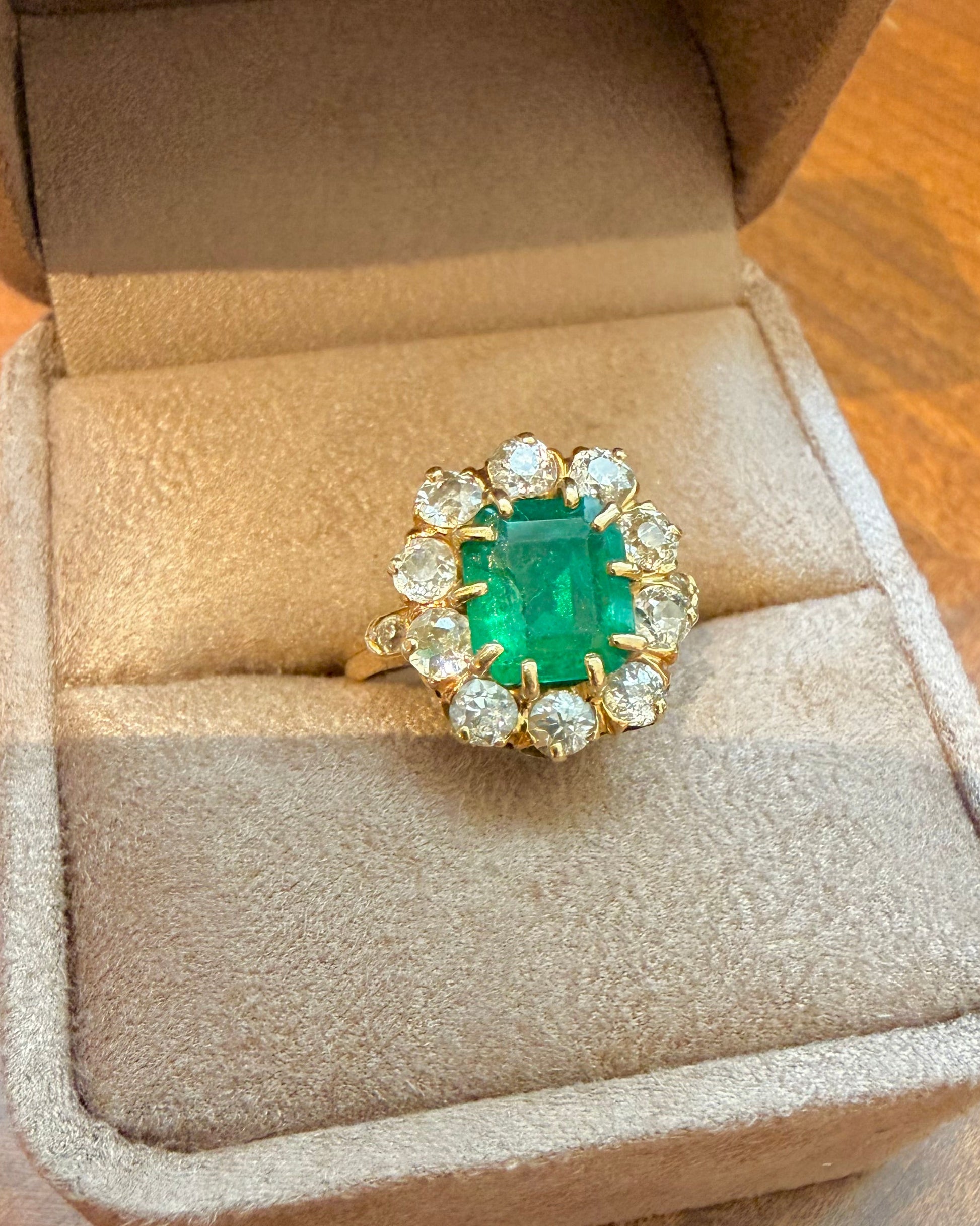 "Alienor" Bague Pompadour en or jaune, émeraude et diamants