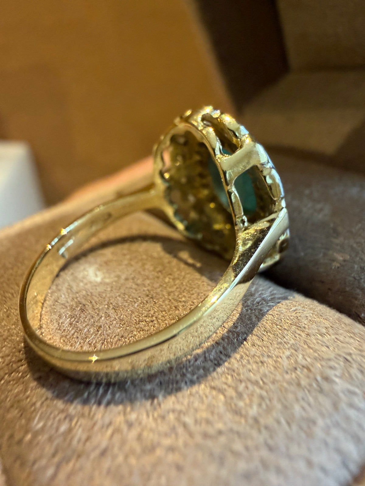 " Arielle" Bague pompadour en or blanc, or jaune émeraude et diamants