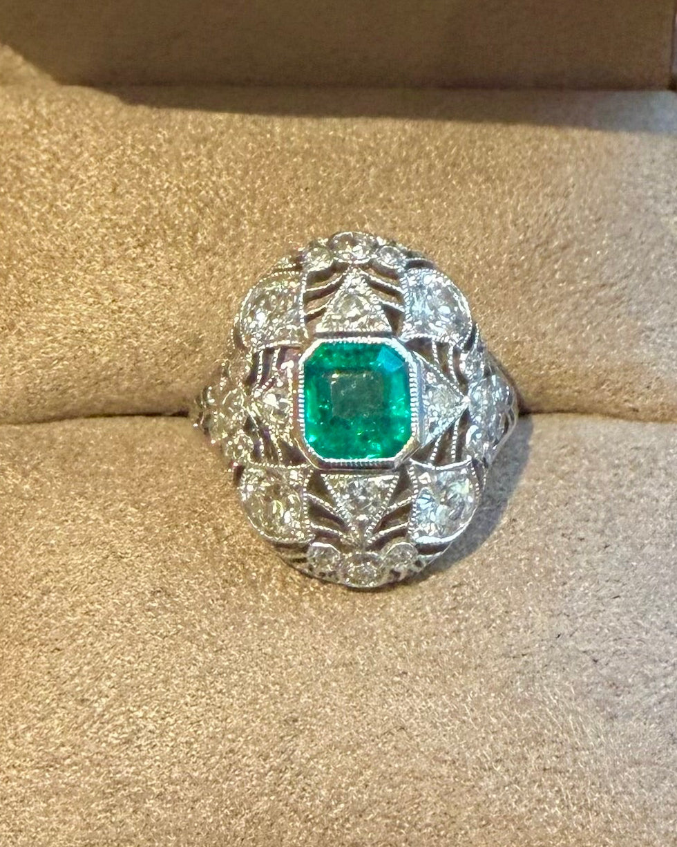 " Marie" Bague entourage dentelle en or blanc émeraude et diamants