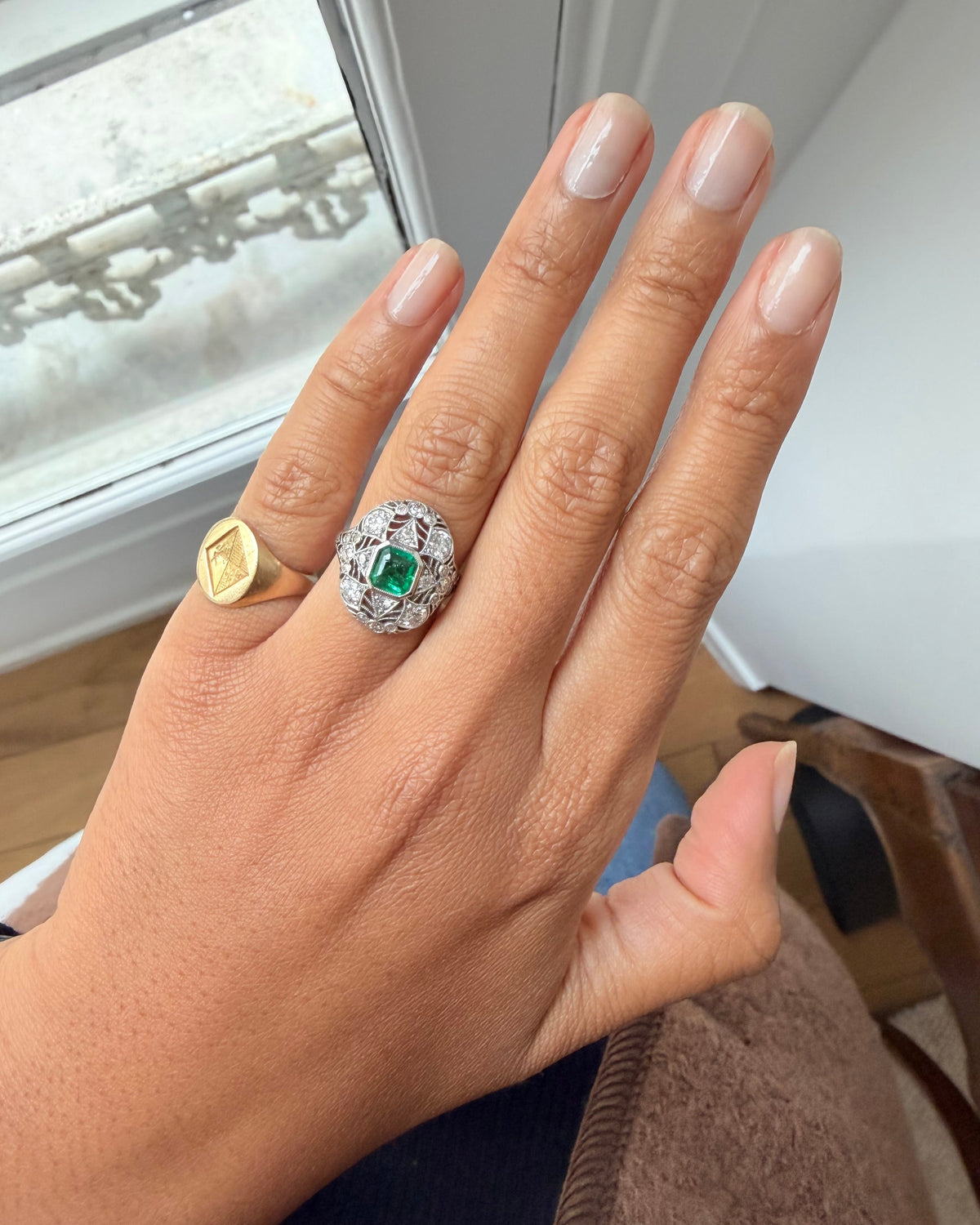 " Marie" Bague entourage dentelle en or blanc émeraude et diamants