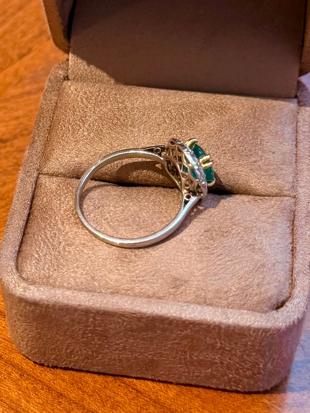 "Ambre" Bague en platine émeraude et diamants