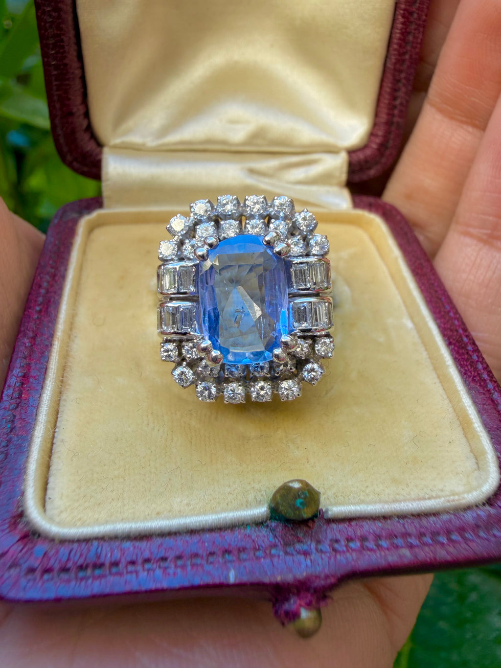 « Bérénice » Bague Pompadour en or blanc saphir Ceylan et diamants