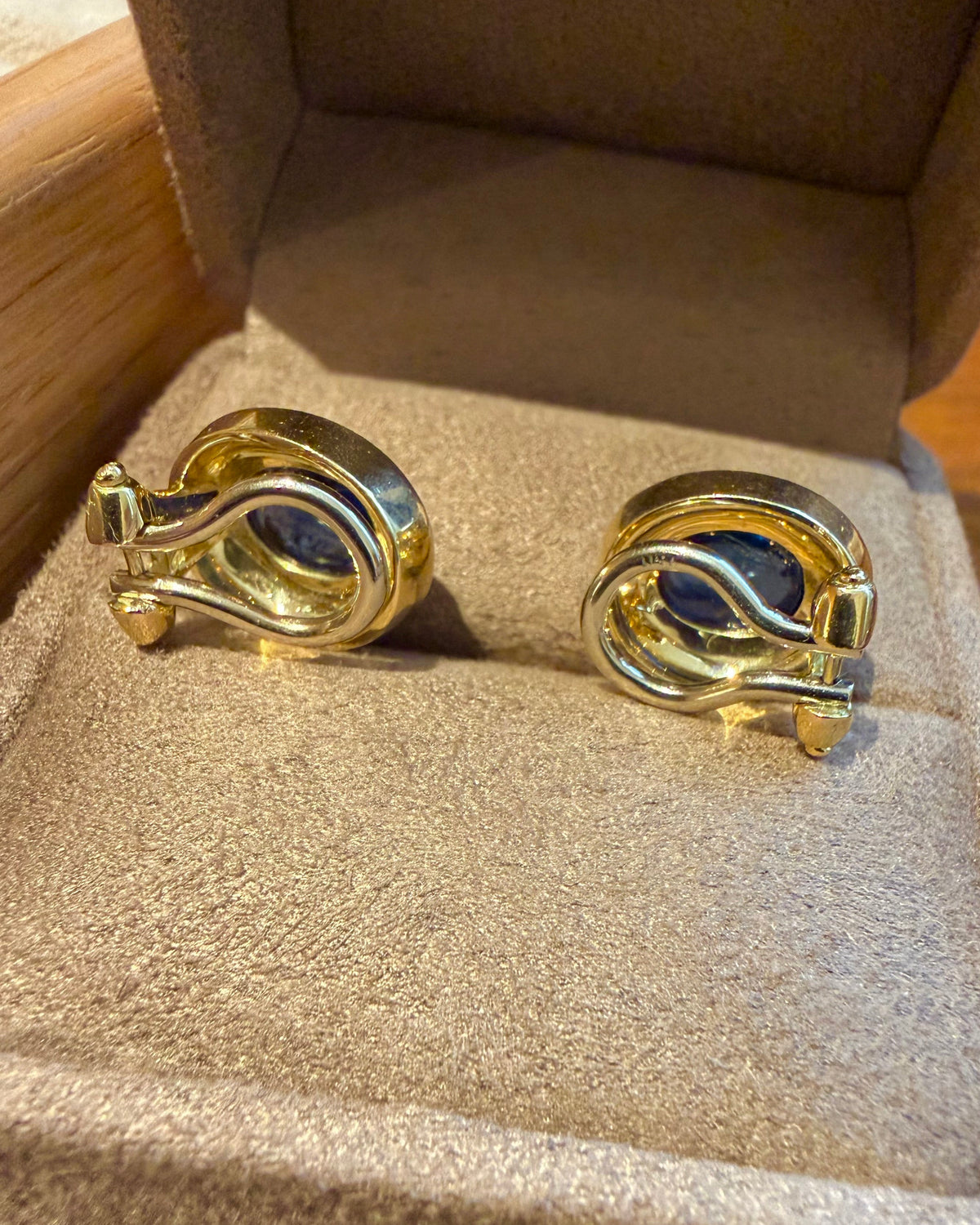 Boucles d'oreilles en or jaune et saphir