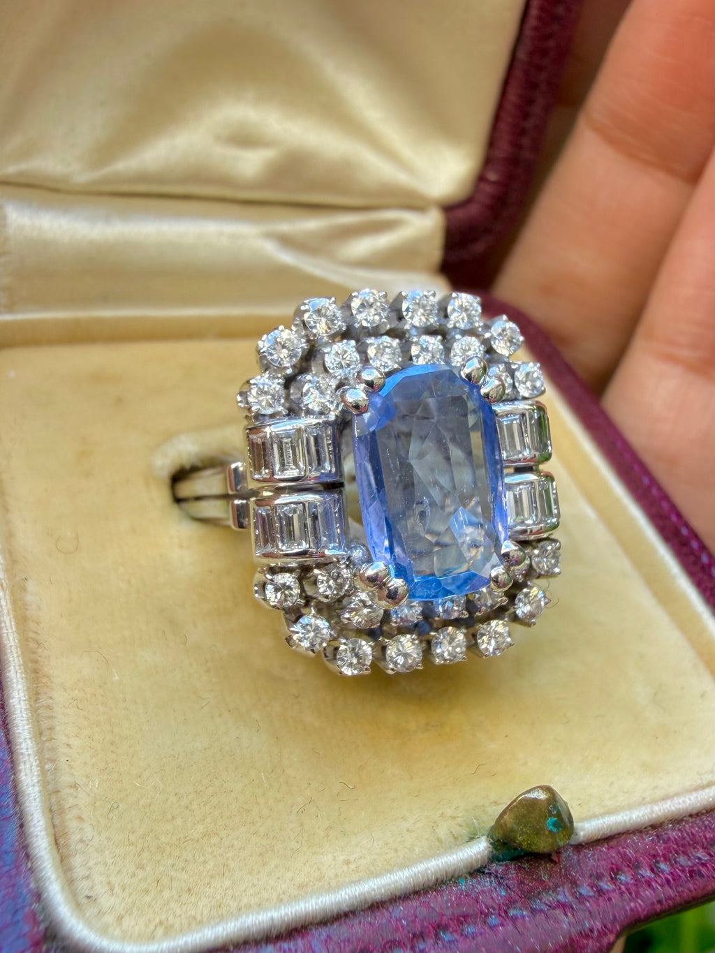 « Bérénice » Bague Pompadour en or blanc saphir Ceylan et diamants