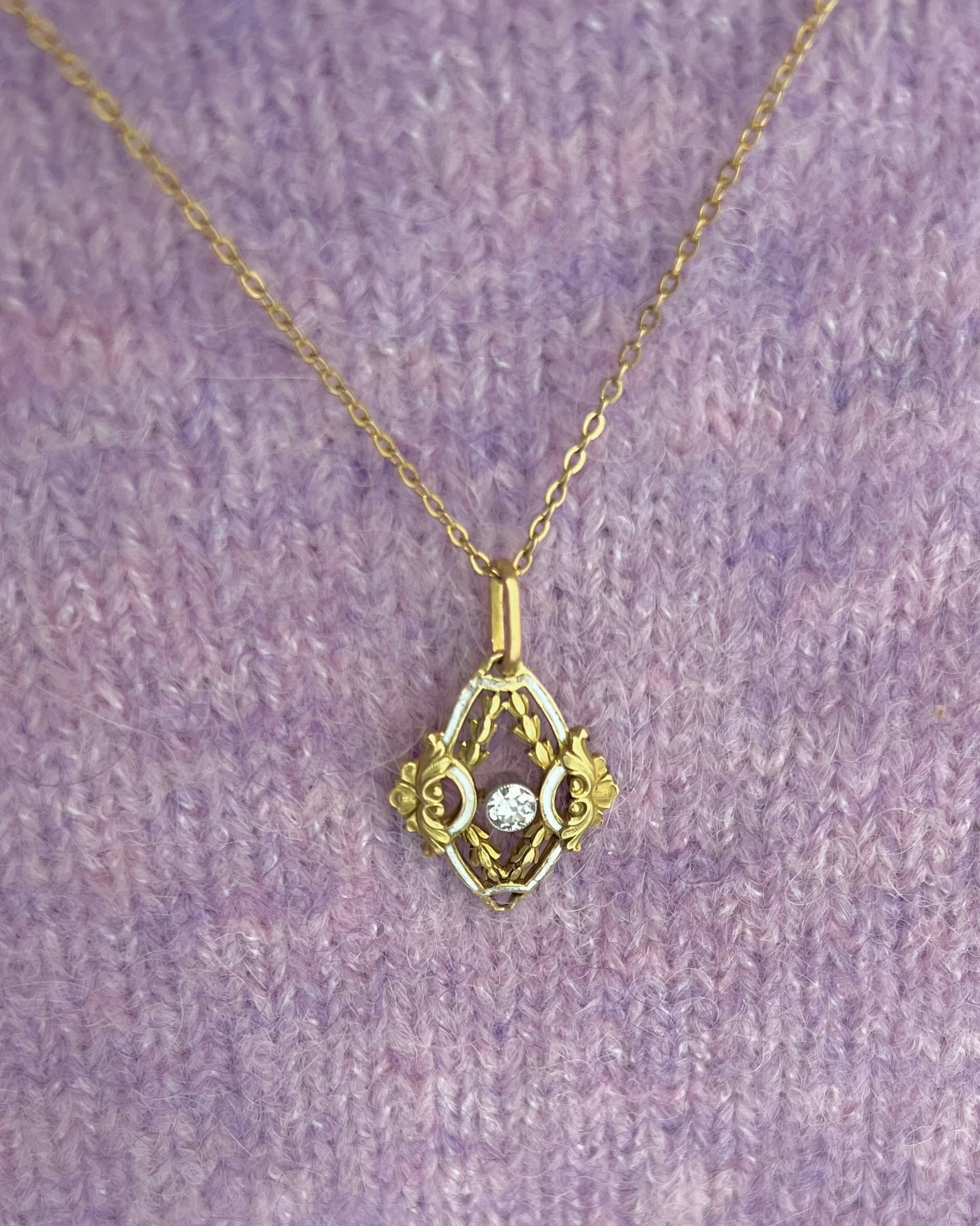 Art Deco pendant in yellow gold, enamel and diamond