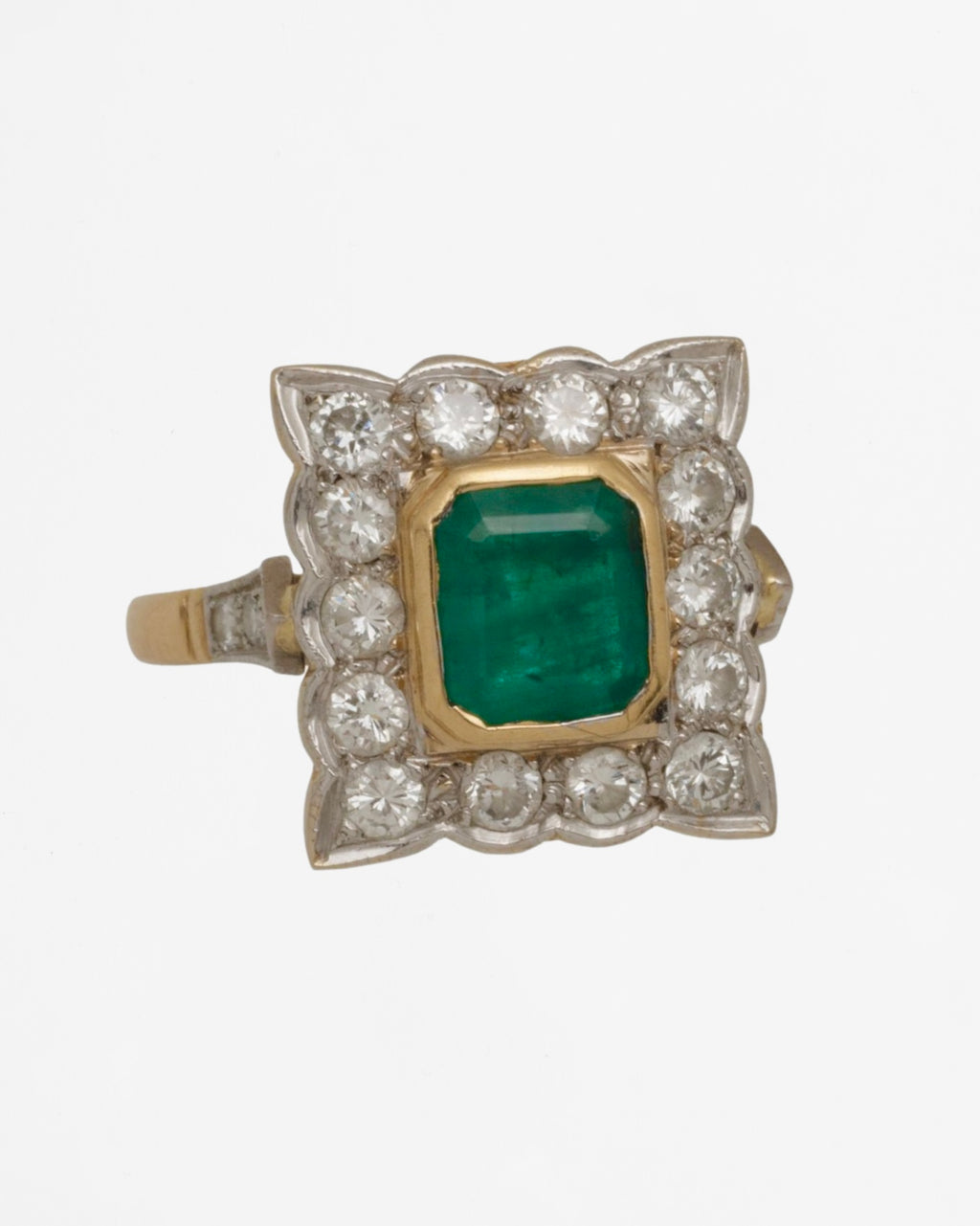 Bague entourage en or émeraude et diamants