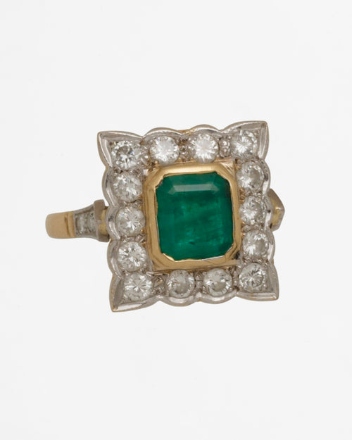 Bague entourage en or émeraude et diamants