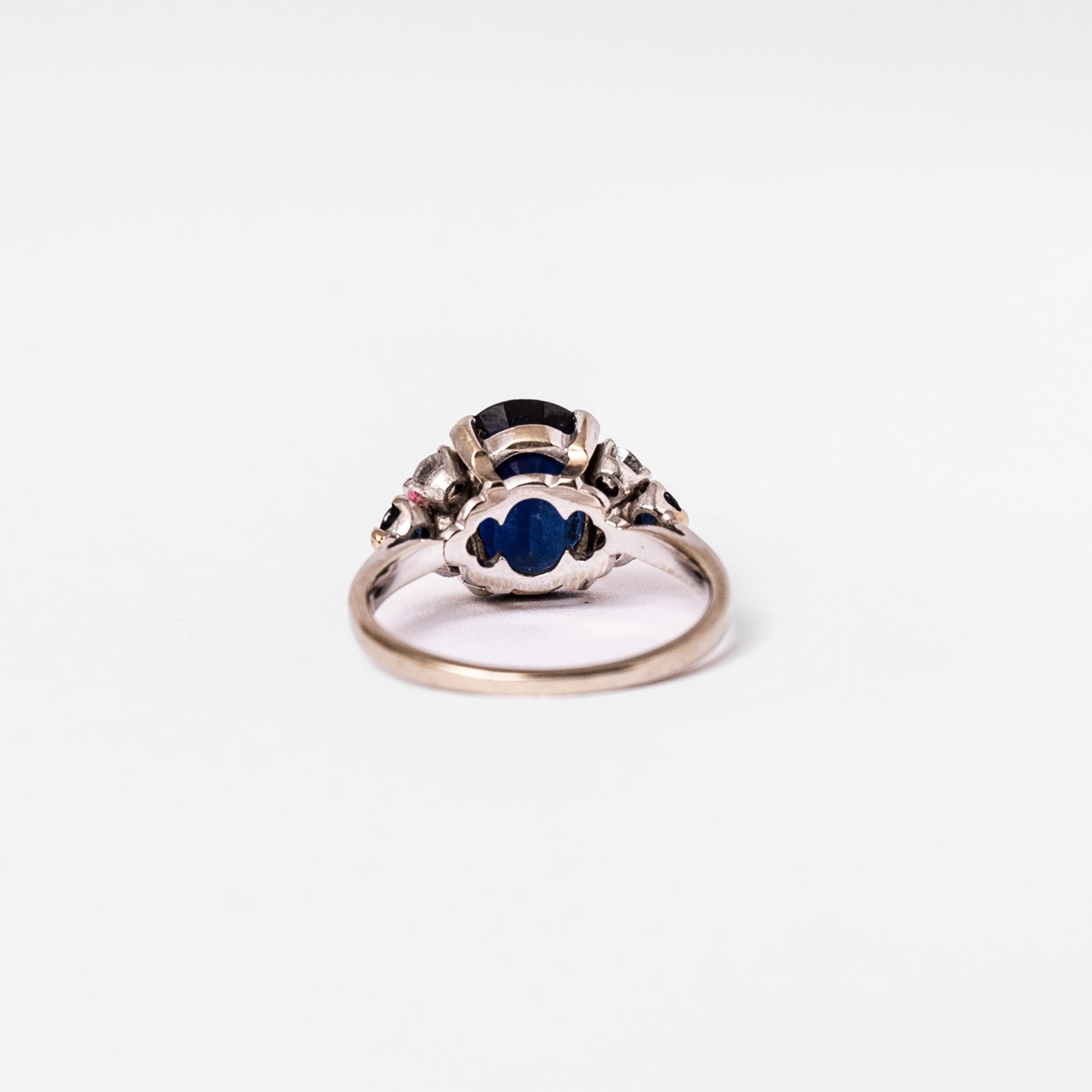 Bague en or blanc, saphir et diamants
