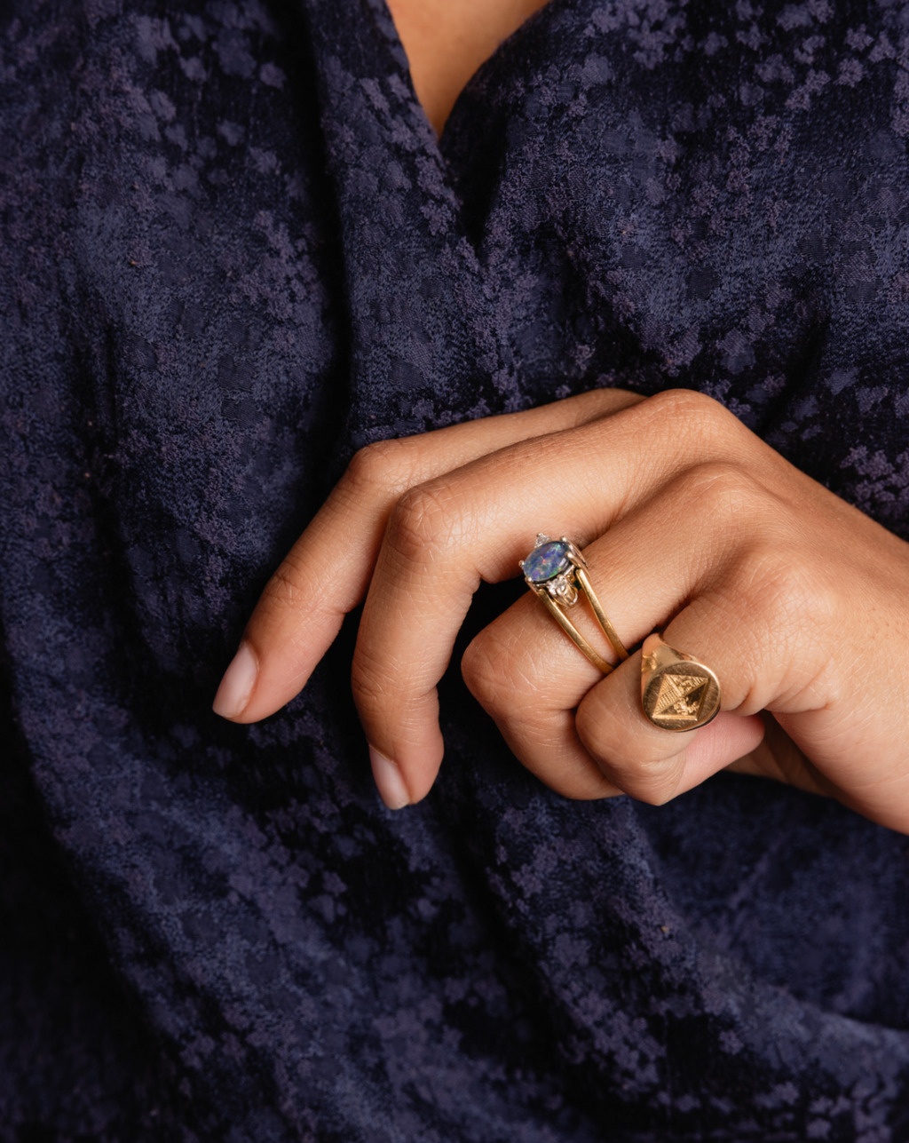 "Elvire" Bague Jonc à transformation en or jaune, émeraude, opale et diamants