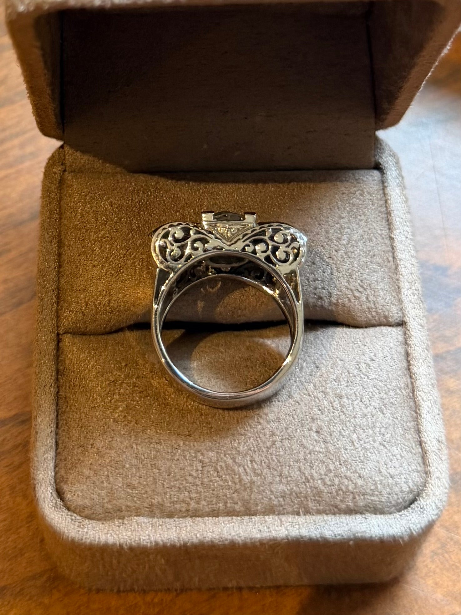 « Esther» Bague Tank en or blanc, rubis et diamants