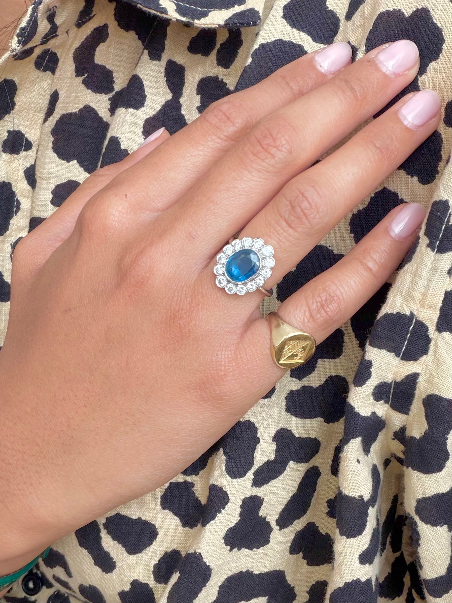 « Anastasia » Bague Pompadour en or blanc saphir et diamants
