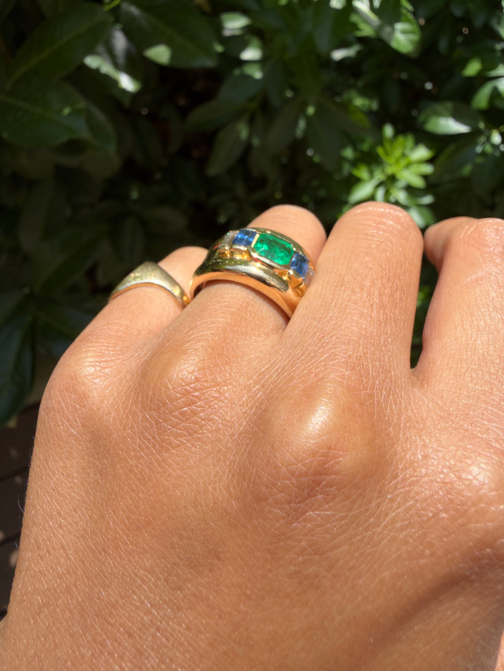 "Zoé" Bague Bandeau en or jaune, émeraude saphirs et diamants