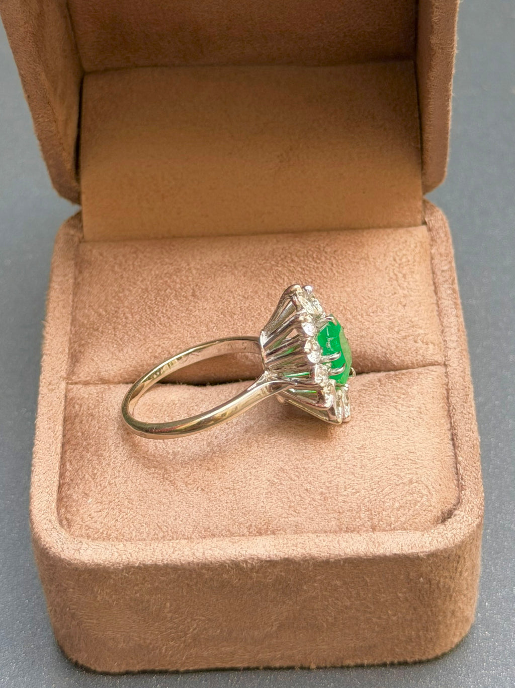"Maud" Bague Pompadour en or blanc émeraude et diamants