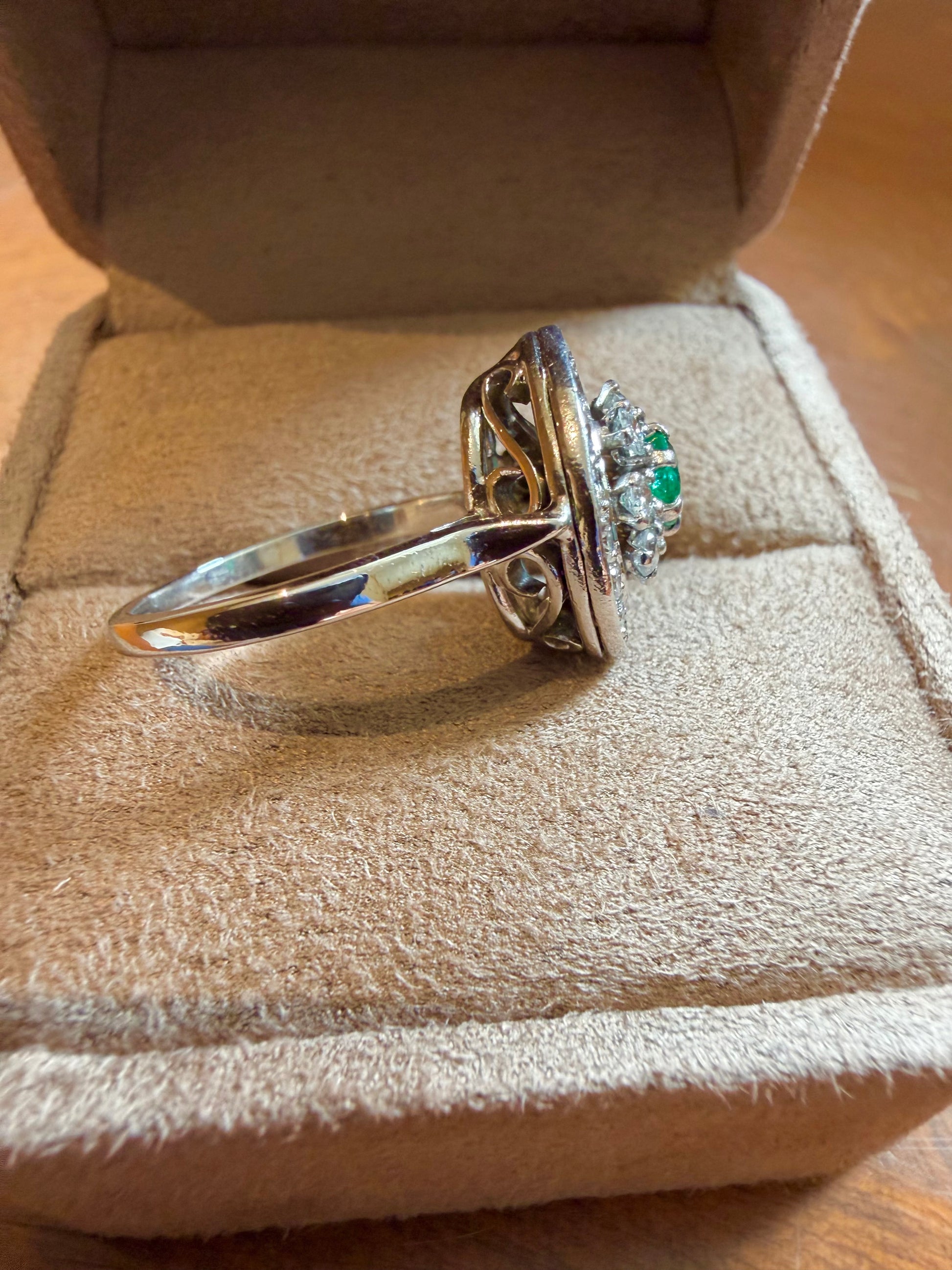 "Suzanne" Bague en or blanc émeraude et diamants