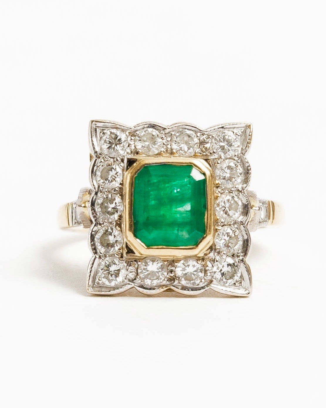 "Agathe" Bague entourage en or émeraude et diamants