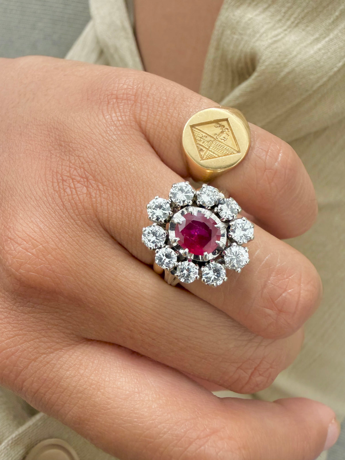 "Perrine" Bague Pompadour en or blanc rubis et diamants