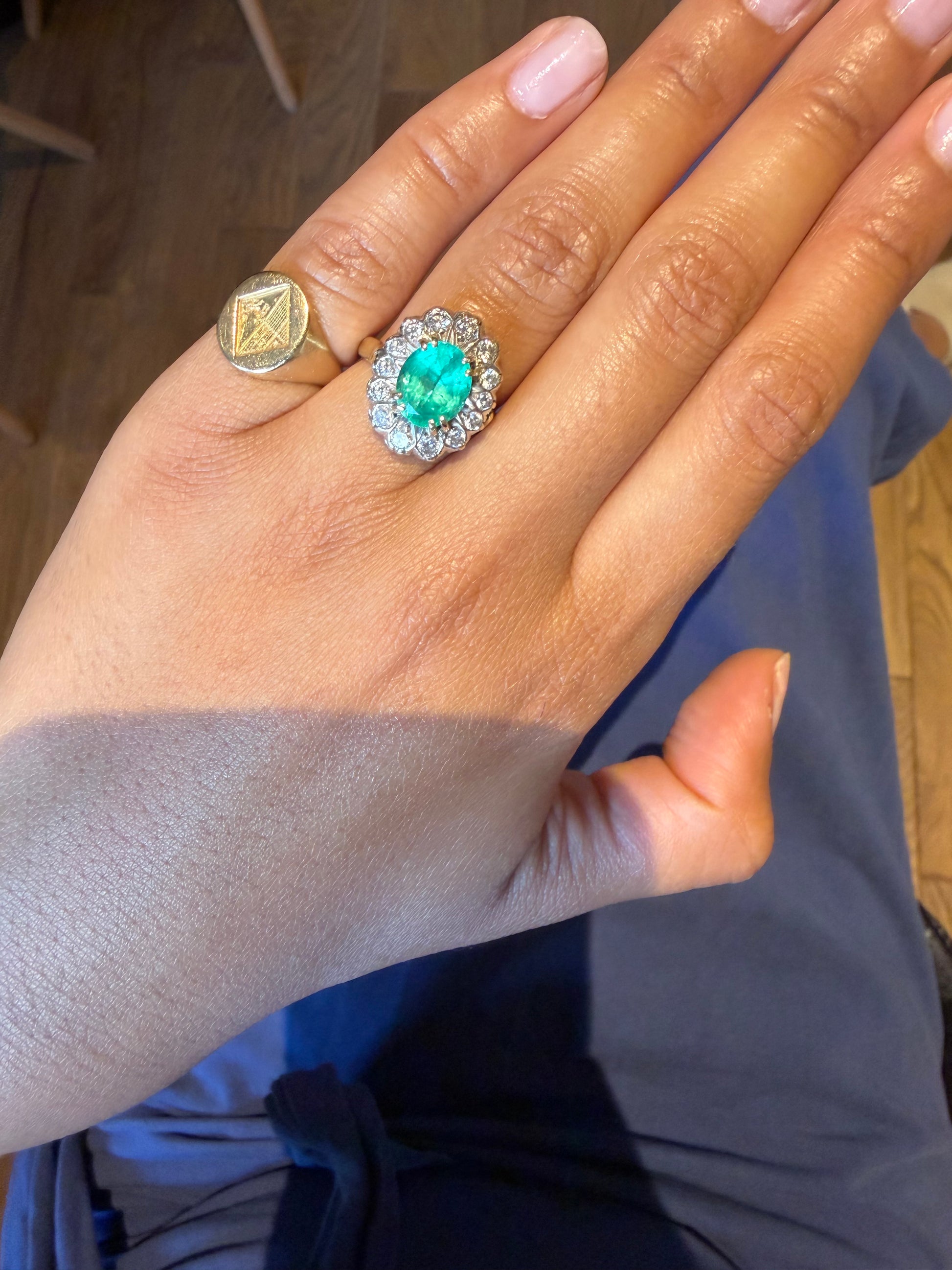 "Madeleine" Bague Marguerite en or jaune, platine émeraude et diamants