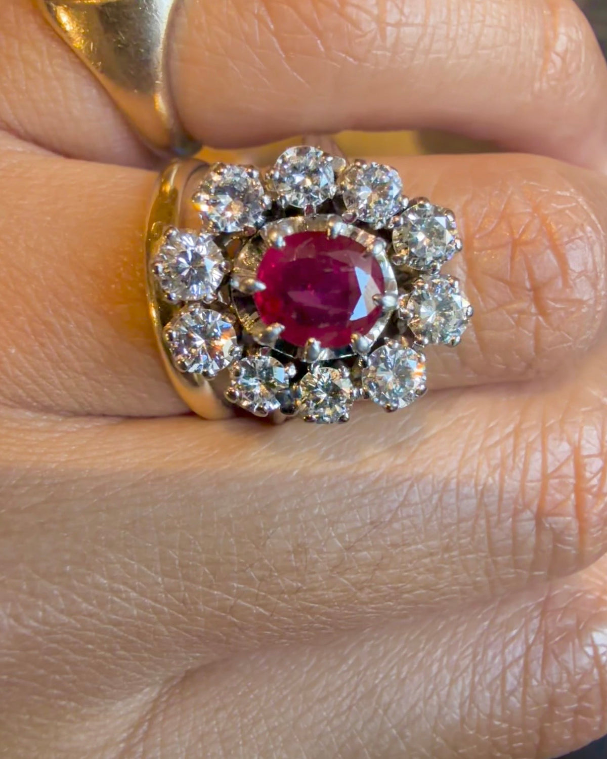 "Perrine" Bague Pompadour en or blanc rubis et diamants