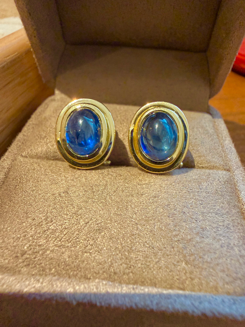 Boucles d'oreilles en or jaune et saphir