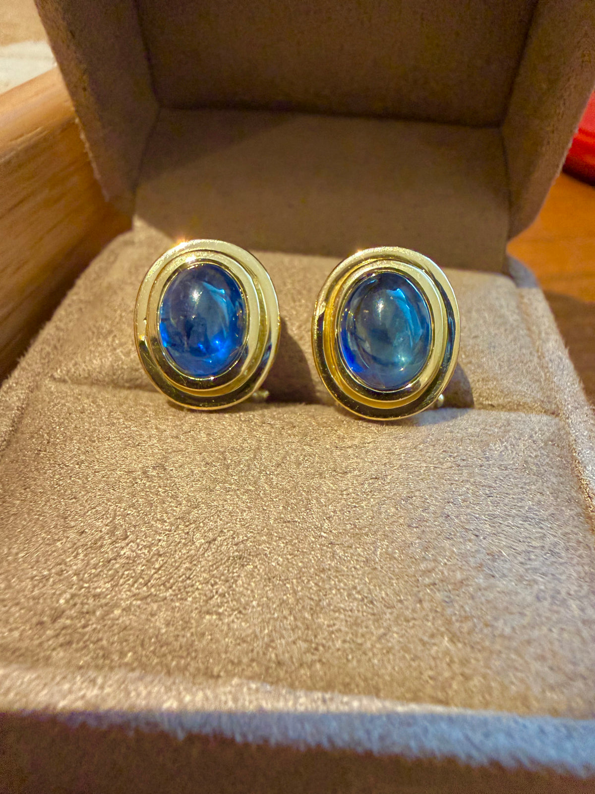 Boucles d'oreilles en or jaune et saphir