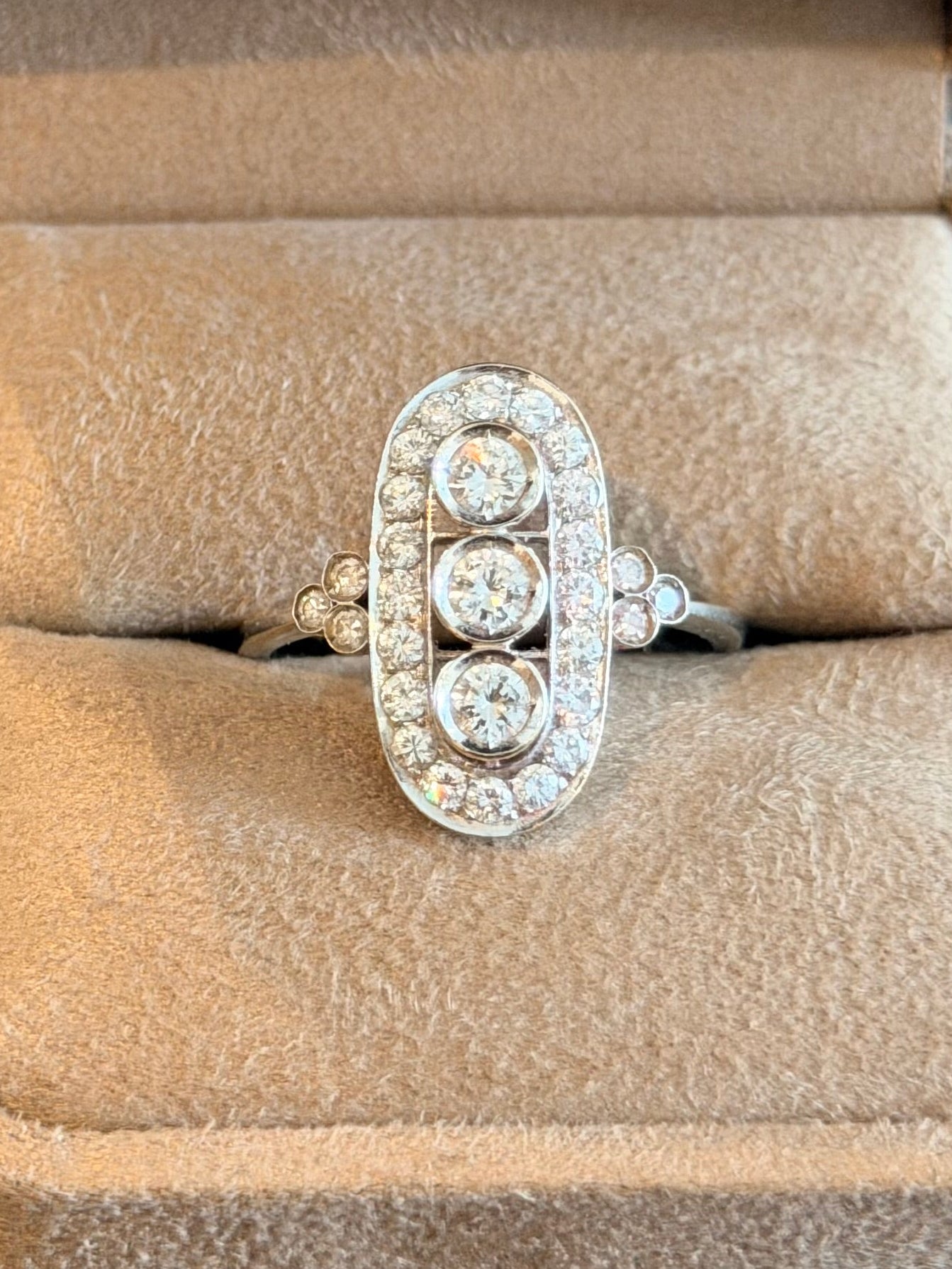 "Aurore" Bague Art déco en or blanc et diamants 2 carats