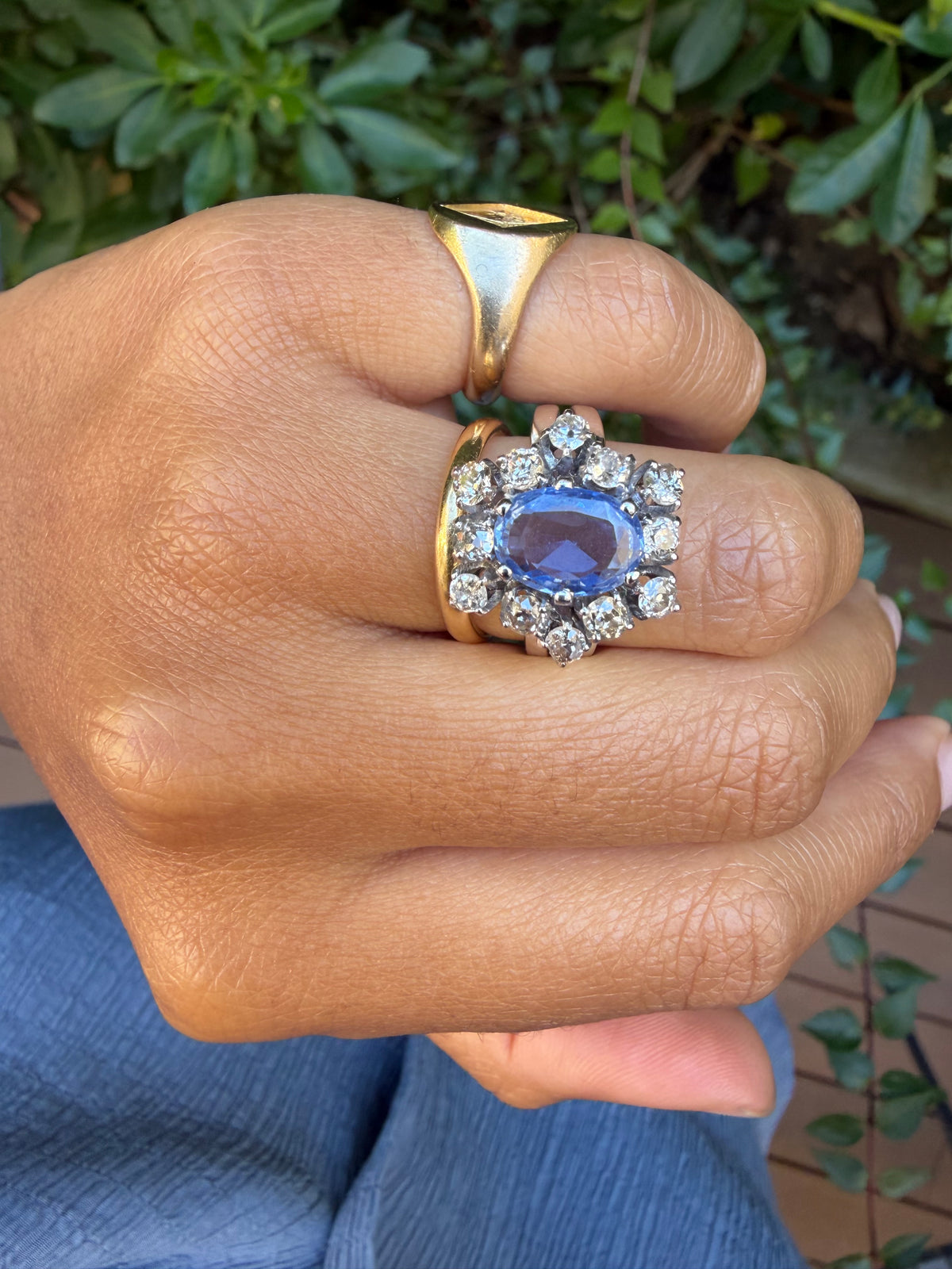 « Bianca » Bague entourage en or blanc saphir Ceylan et diamants