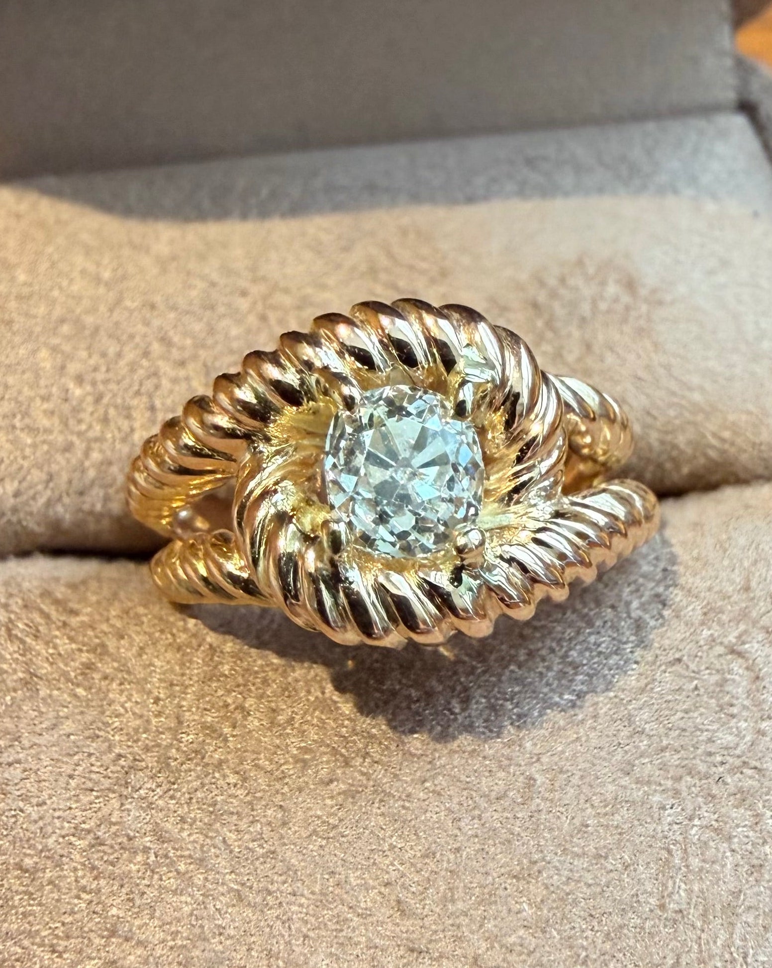 "Isabelle" Bague jonc torsadé en or rose et diamant