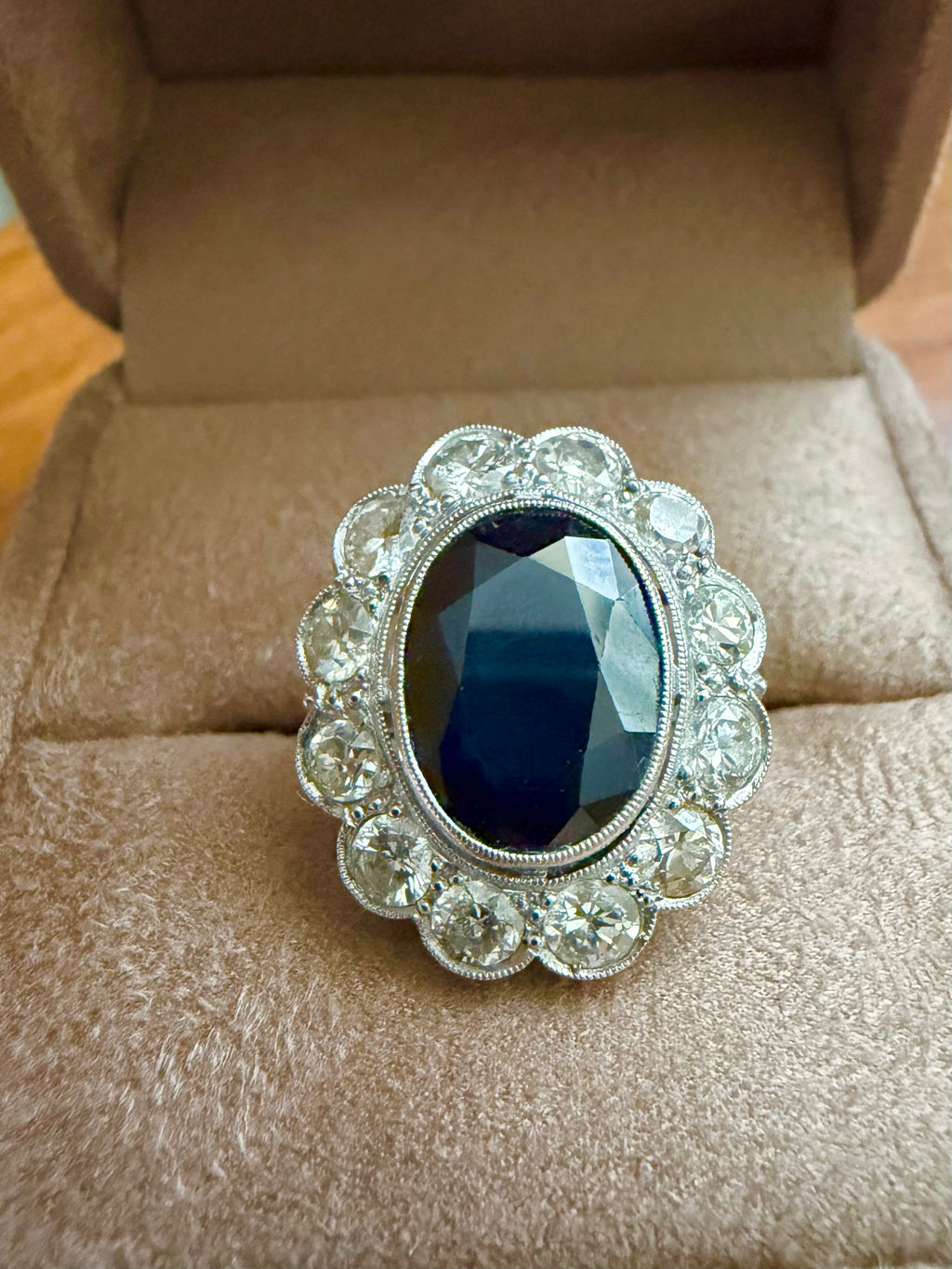 "Sophie" Bague Pompadour en platine saphir et diamants