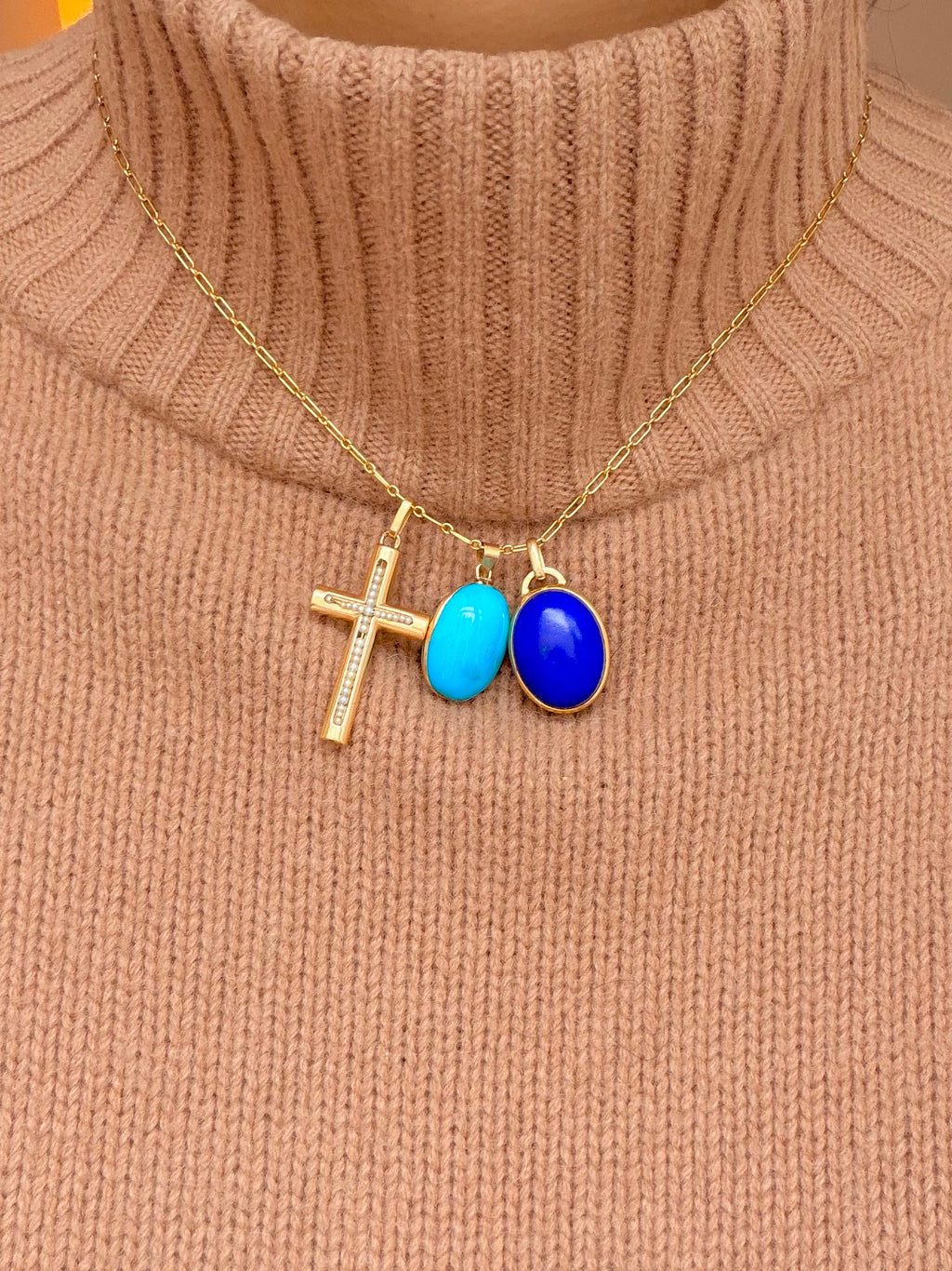 Yellow gold pendant, lapis lazuli