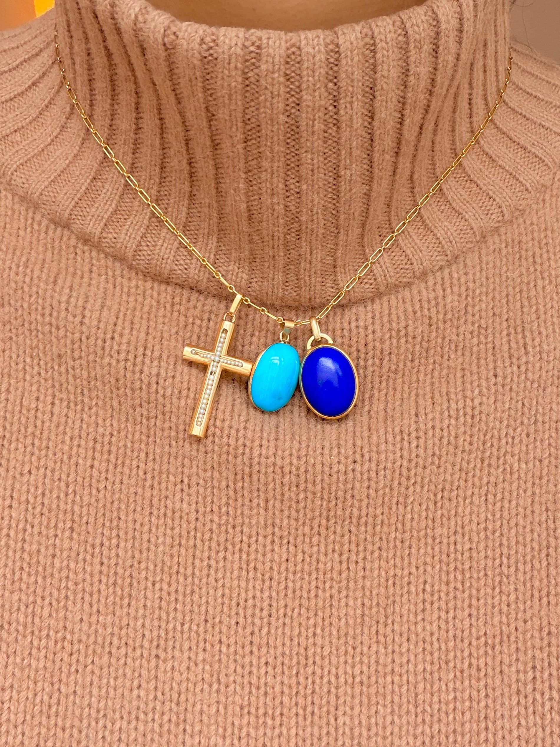 Yellow gold pendant, lapis lazuli
