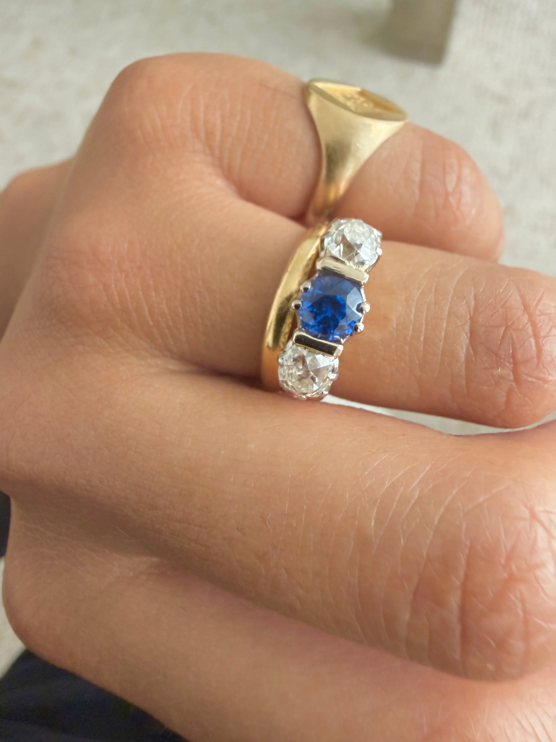 « Alice » Bague Jarretière en or rose, platine saphir et diamants