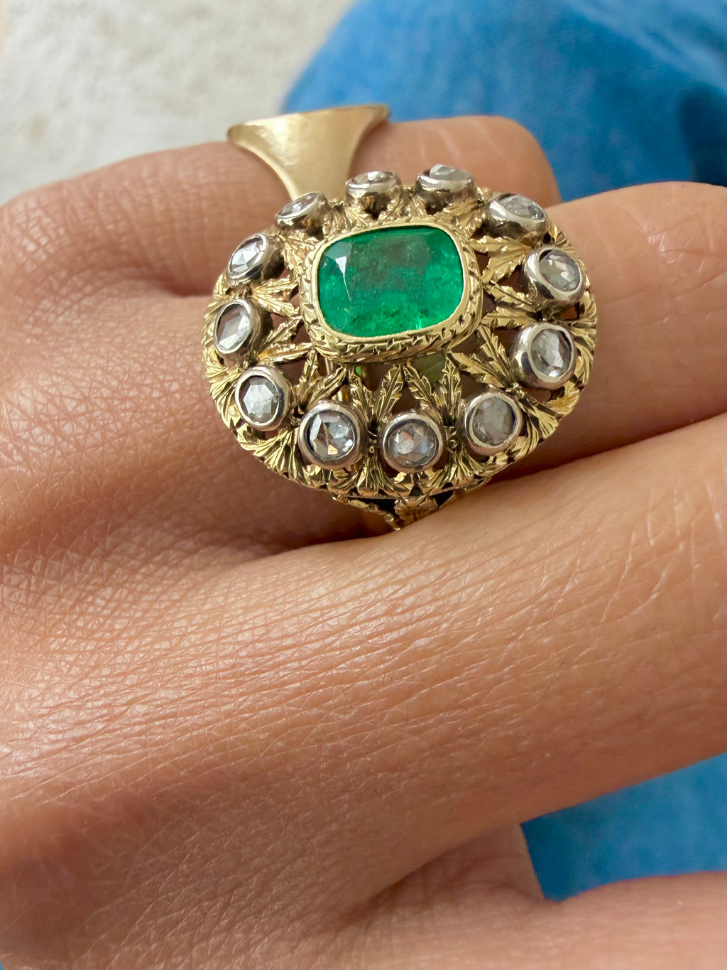 « Fabiola » Bague Pompadour en or jaune, émeraude et diamants