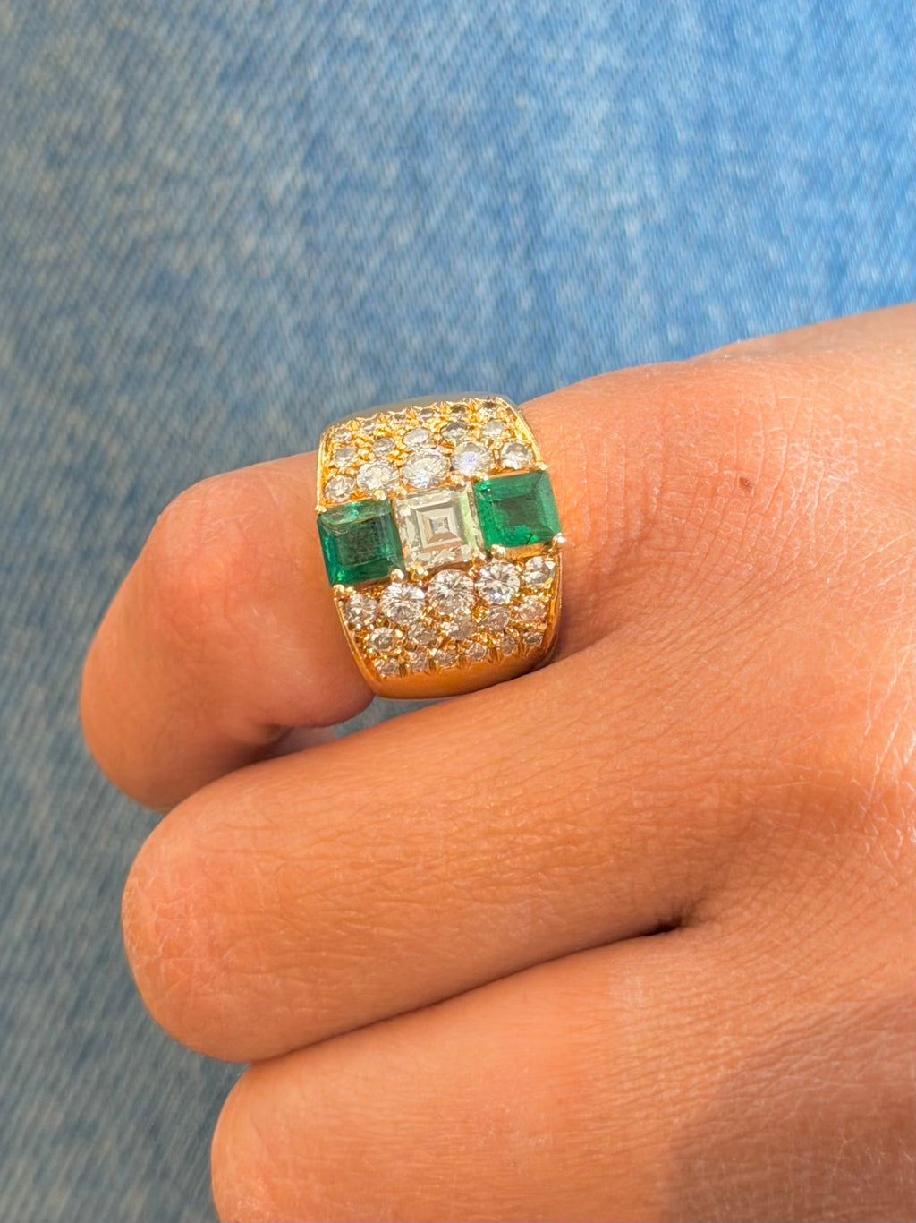"Candice" Bague Bandeau en or jaune, émeraudes et diamants
