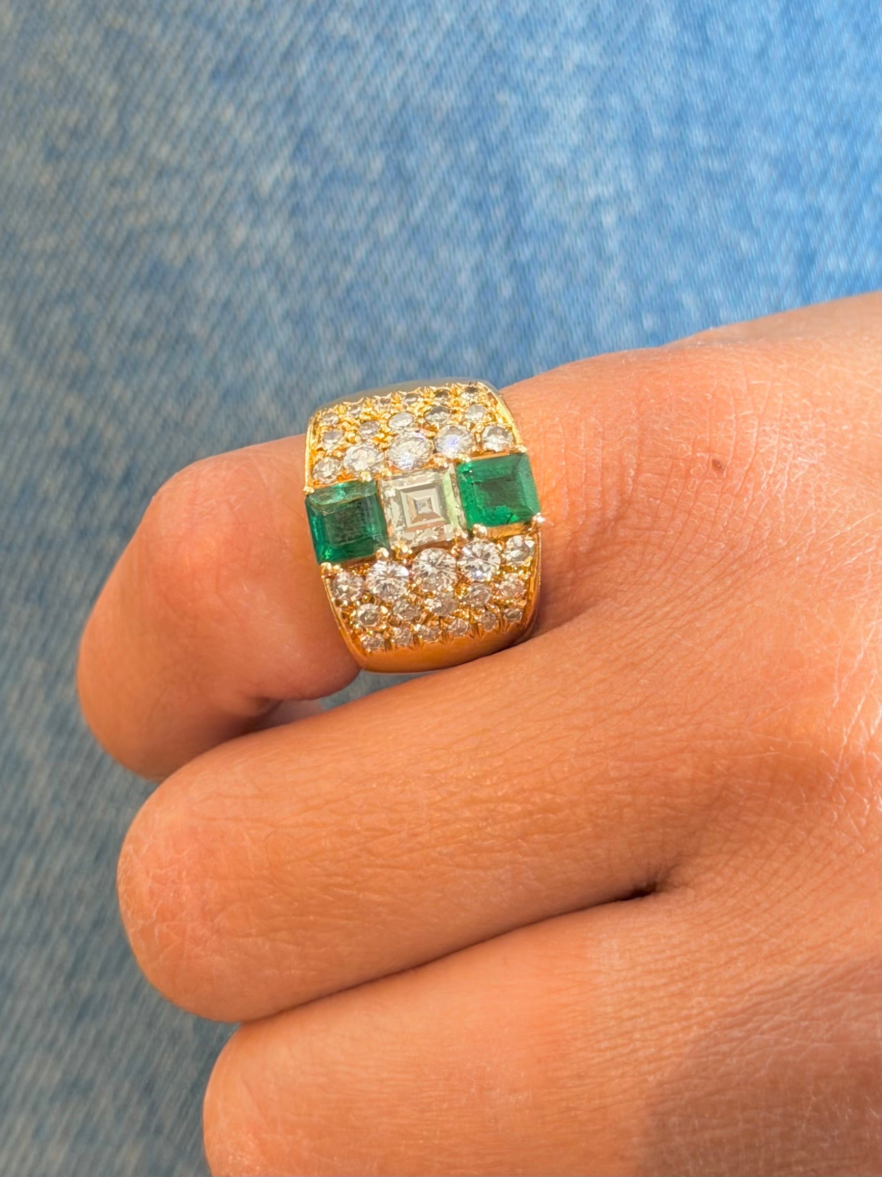 "Candice" Bague Bandeau en or jaune, émeraudes et diamants