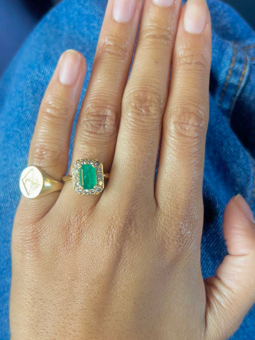 « Théodora» Bague en or jaune, émeraude et diamants