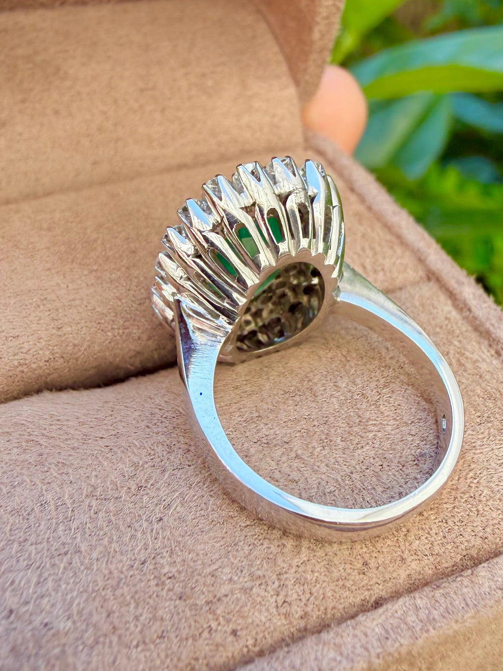 "Aurore" Bague Pompadour en or blanc, émeraude et diamants