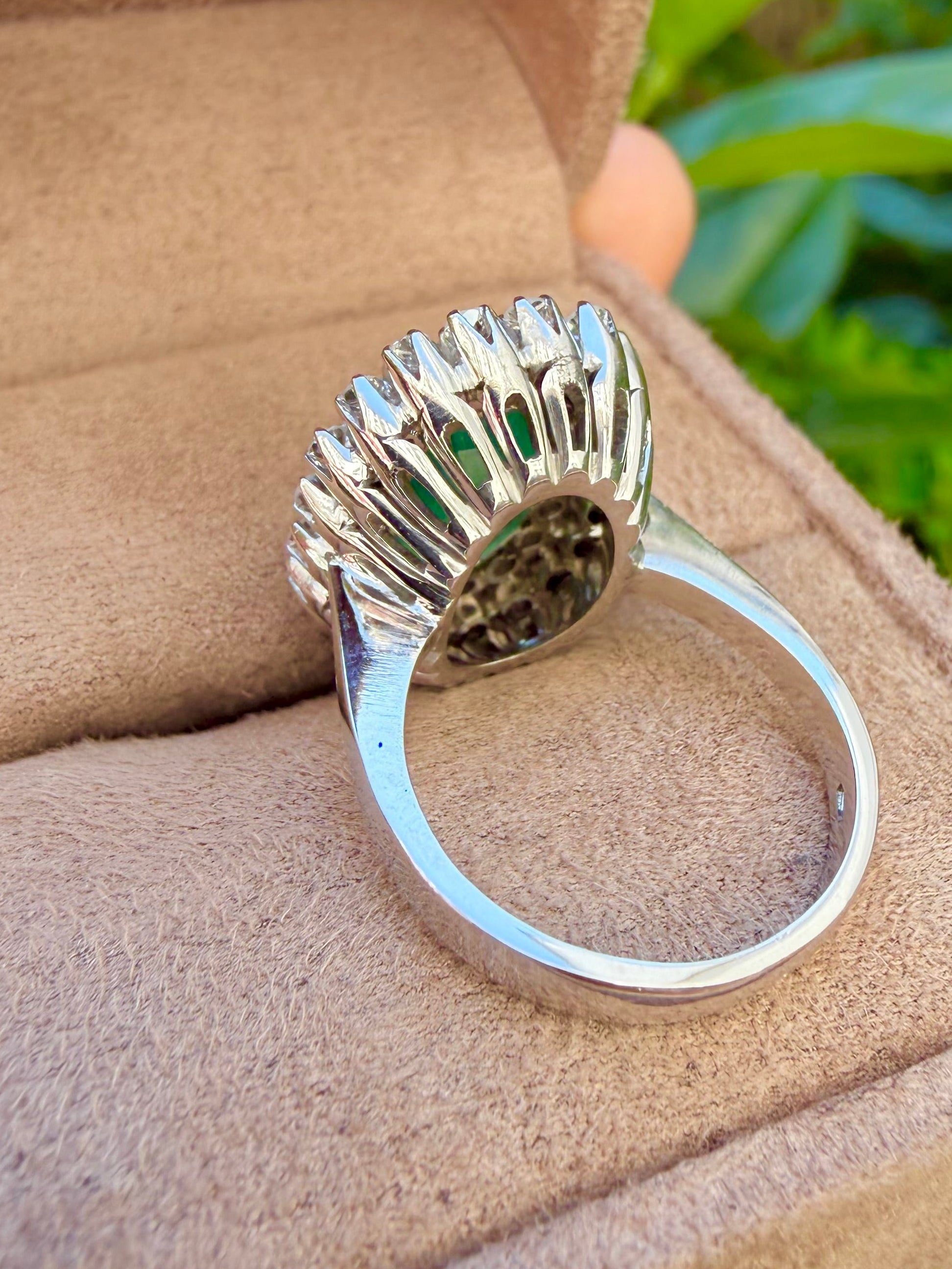 "Aurore" Bague Pompadour en or blanc, émeraude et diamants