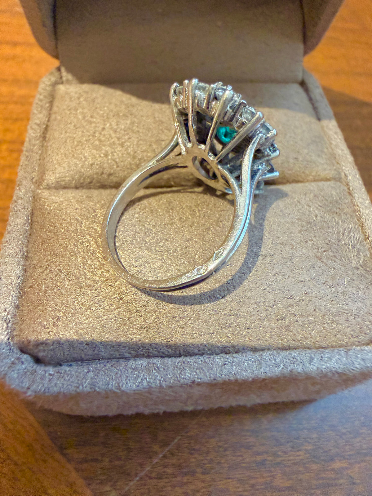 "Louison" Bague Marquise en platine émeraude  et diamants