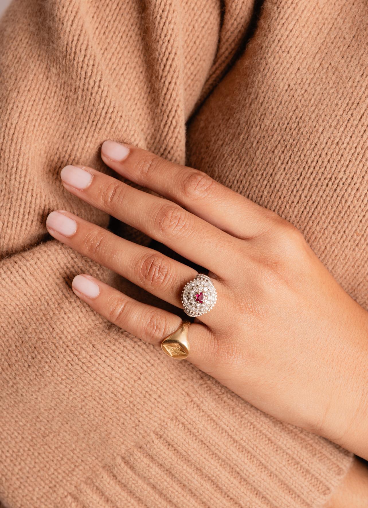 "Alma" Bague Dôme en or blanc, rubis et diamants