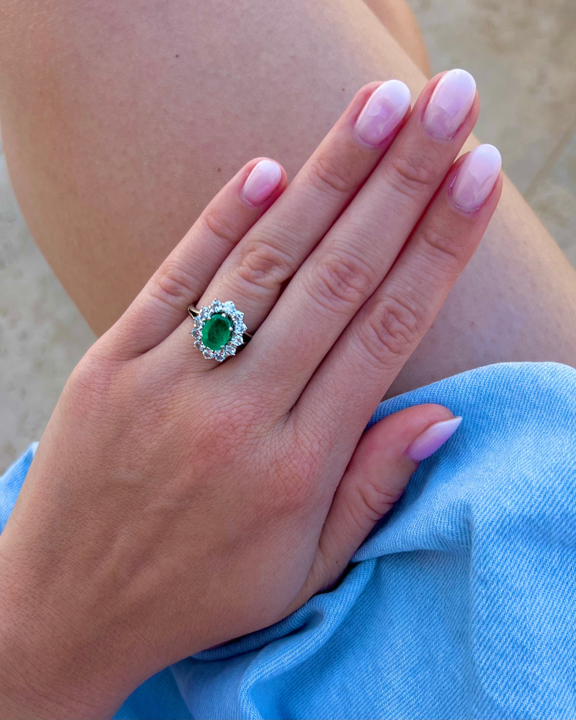 Bague Marguerite en or blanc, émeraude et diamants