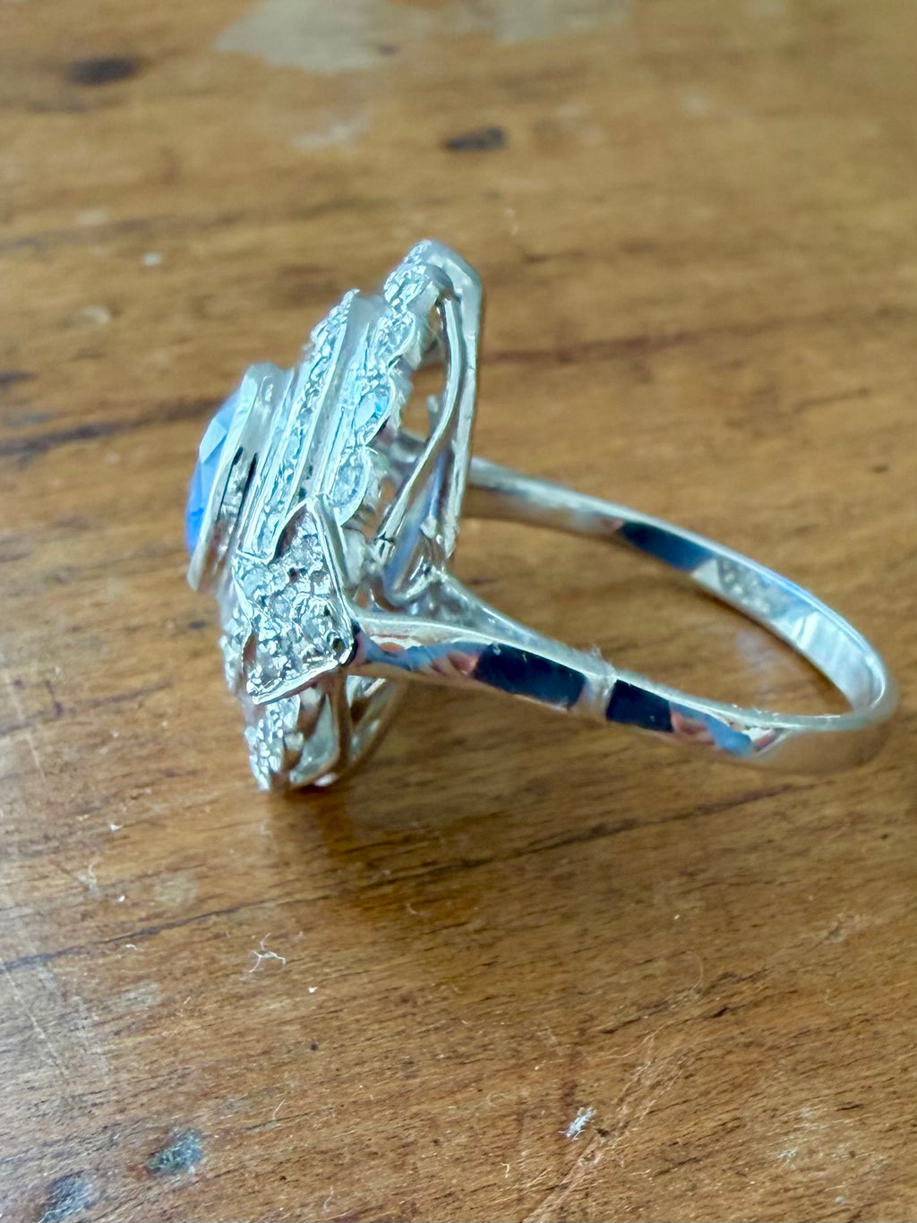 « Marine » Bague Pompadour en or blanc saphir et diamants