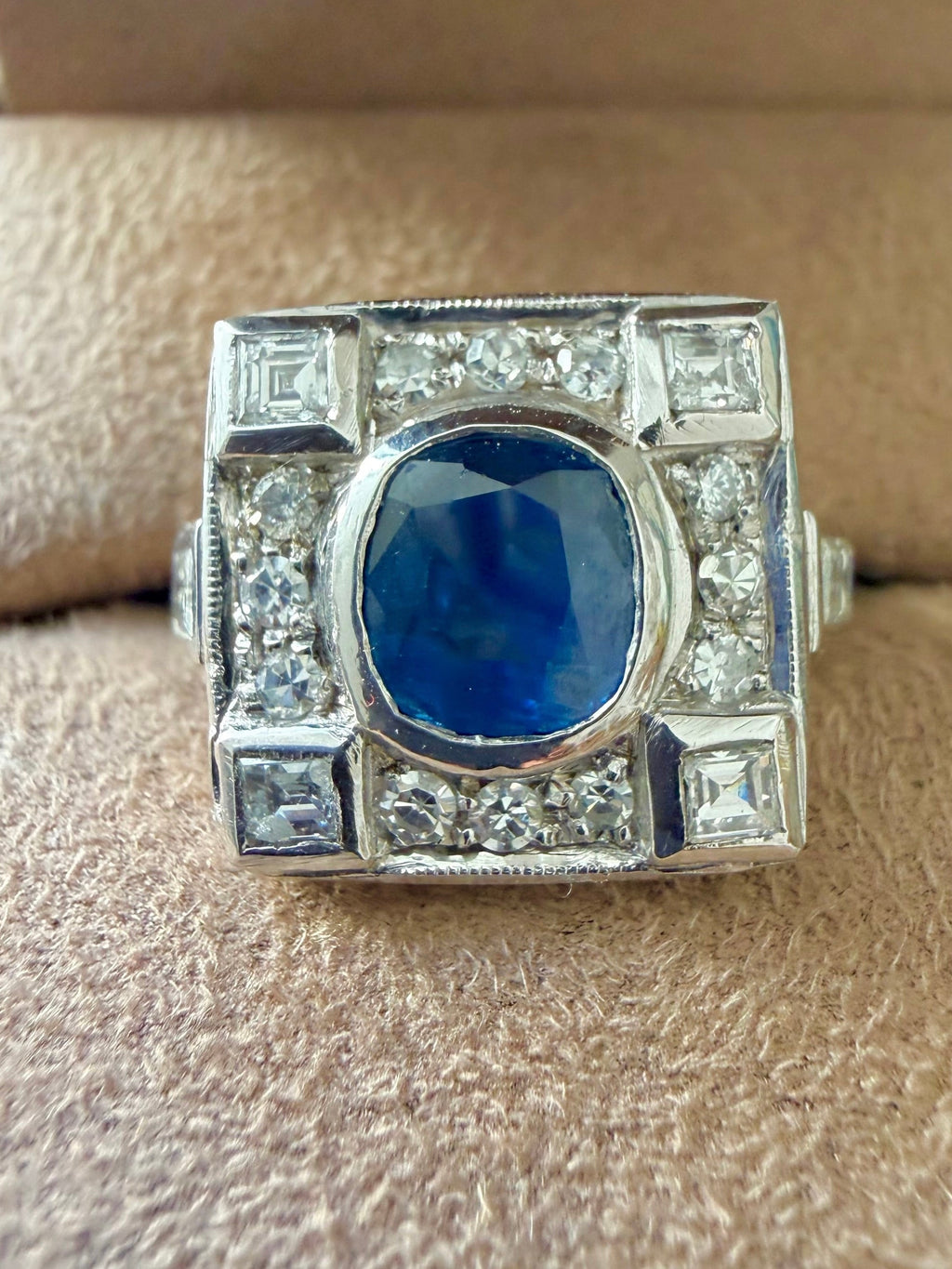 « Arlette » Bague entourage en or blanc saphir et diamants
